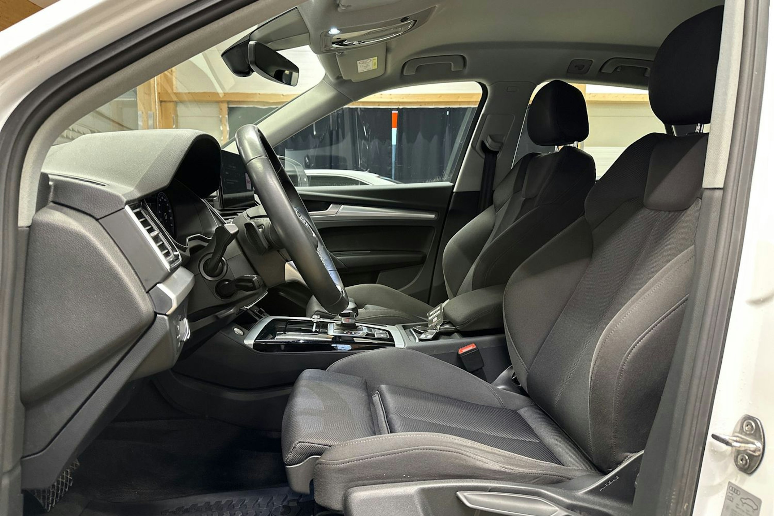 valkoinen Audi Q5 2022 kuva 17.