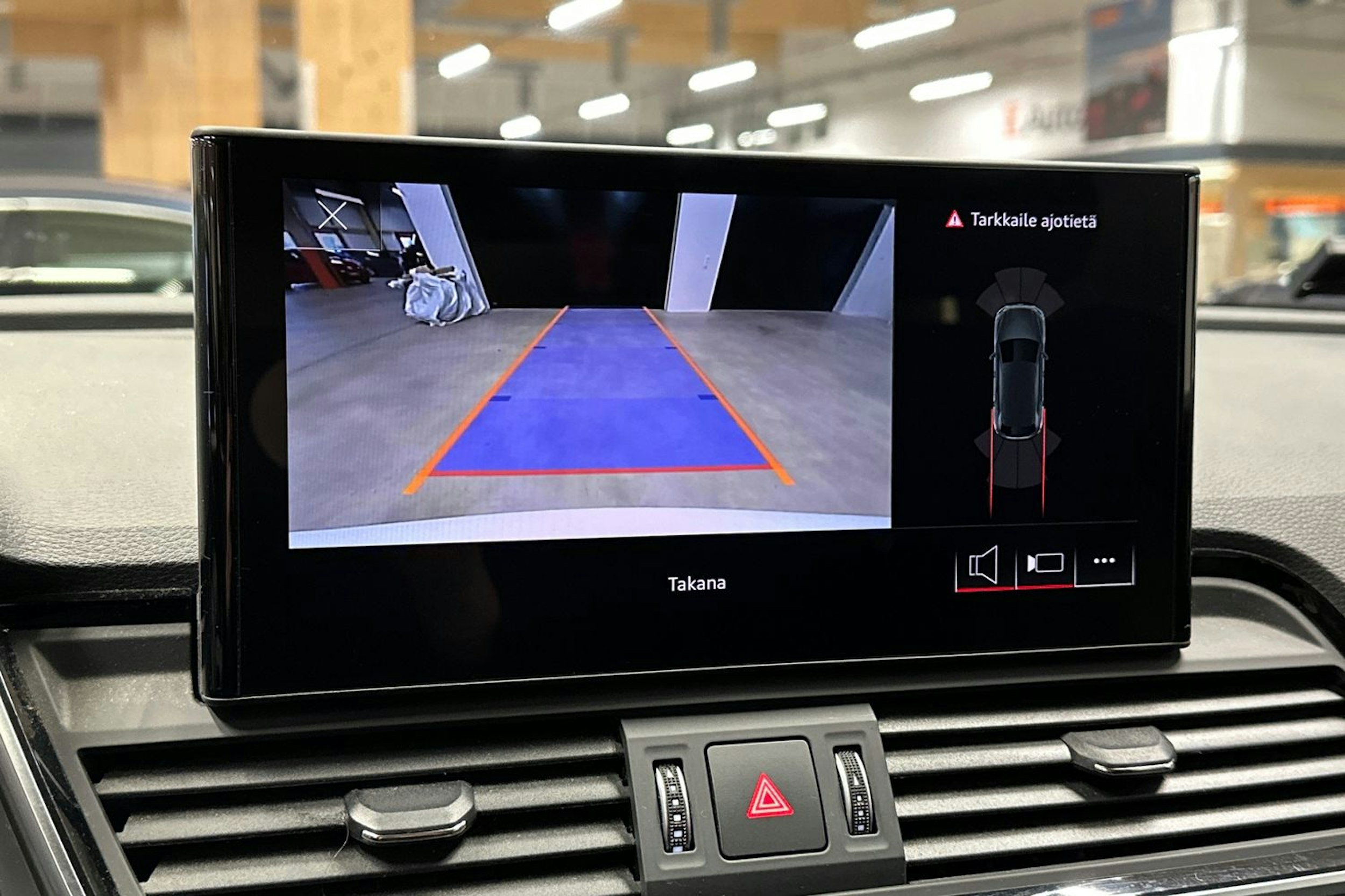 valkoinen Audi Q5 2022 kuva 18.