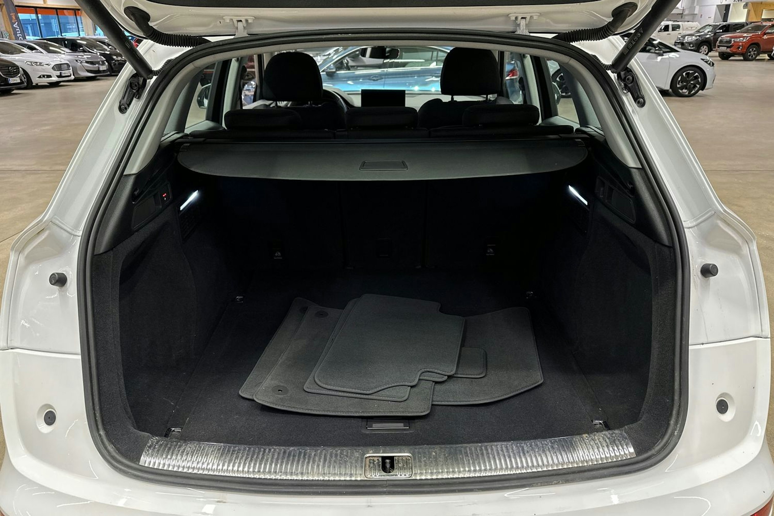 valkoinen Audi Q5 2022 kuva 33.