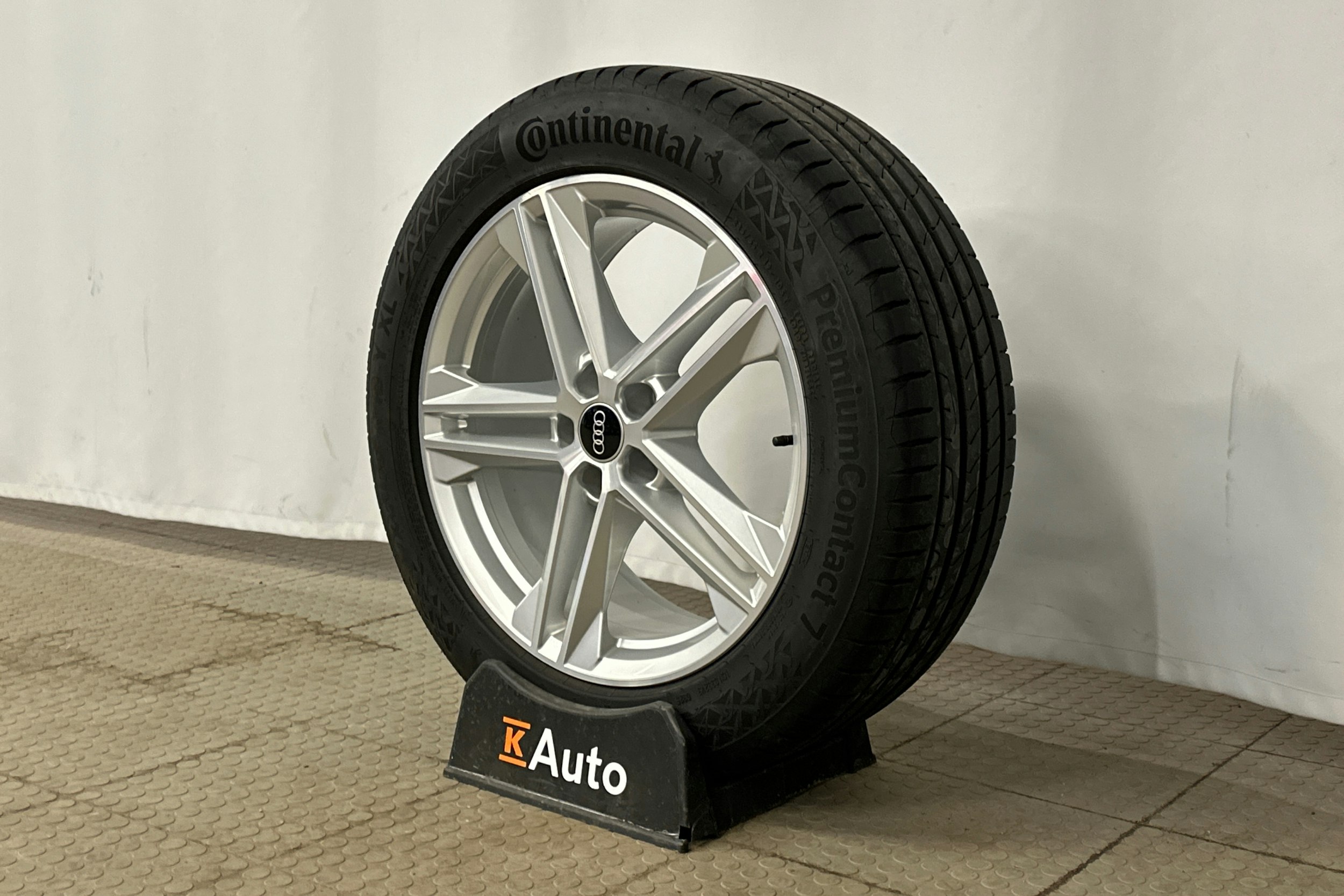 sininen Audi Q5 2022 kuva 13.