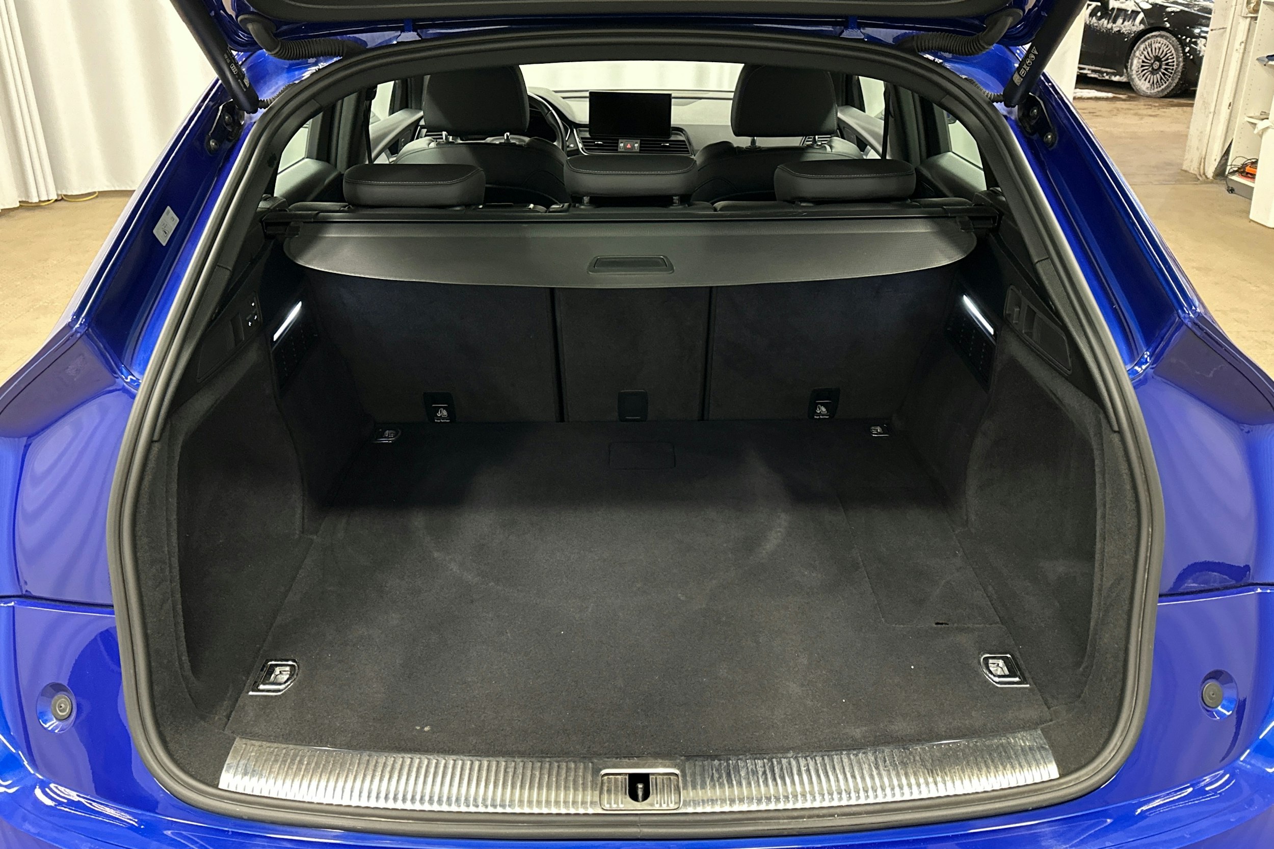 sininen Audi Q5 2022 kuva 14.