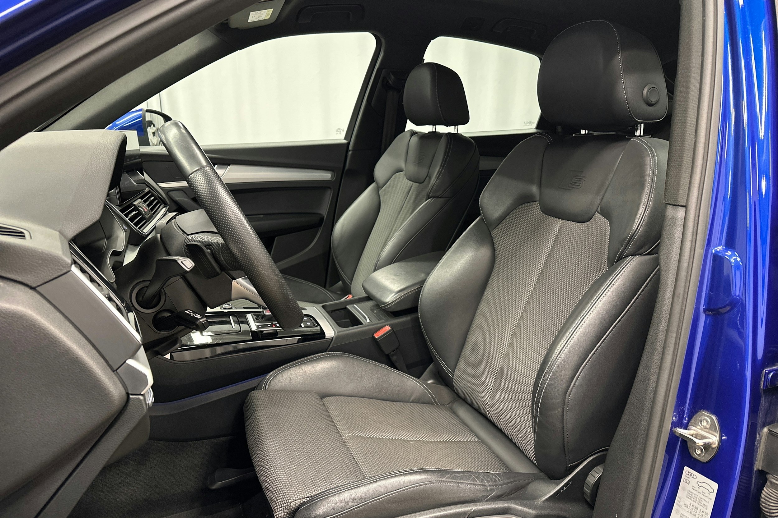 sininen Audi Q5 2022 kuva 18.