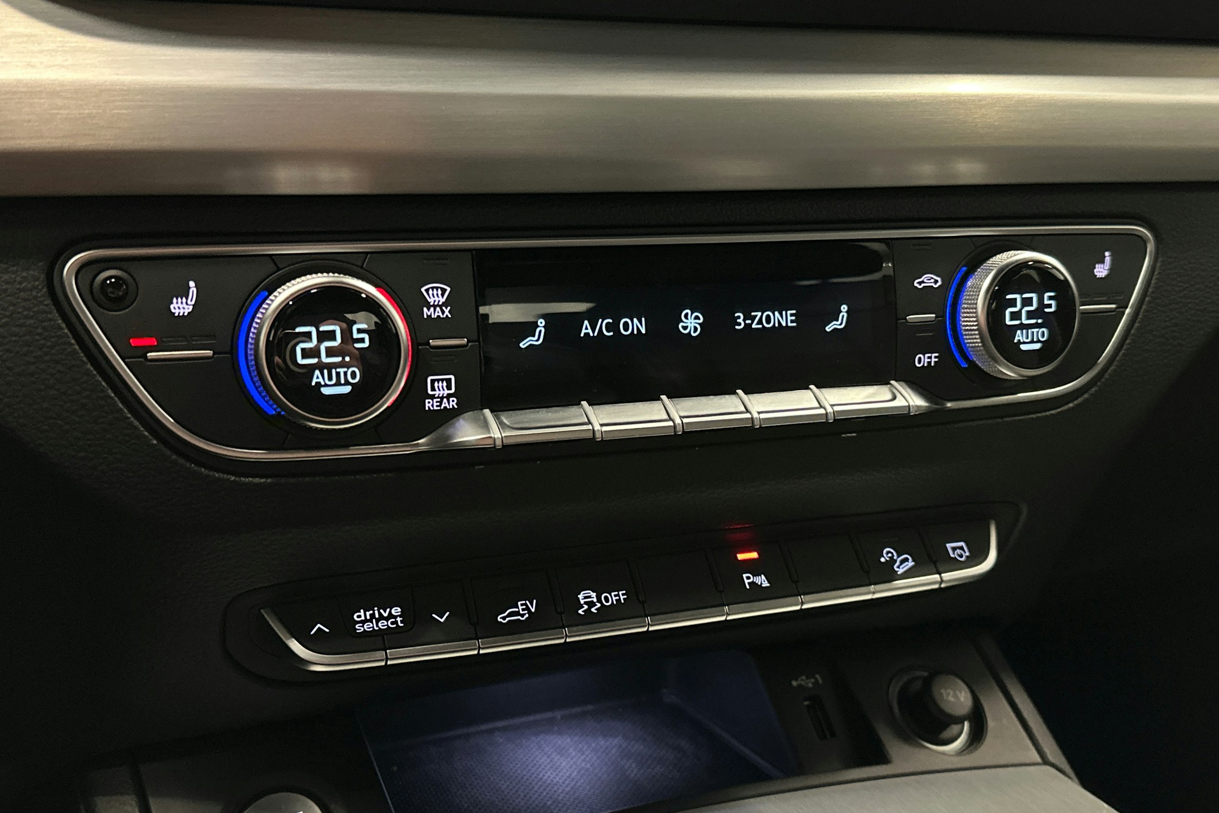 sininen Audi Q5 2022 kuva 30.