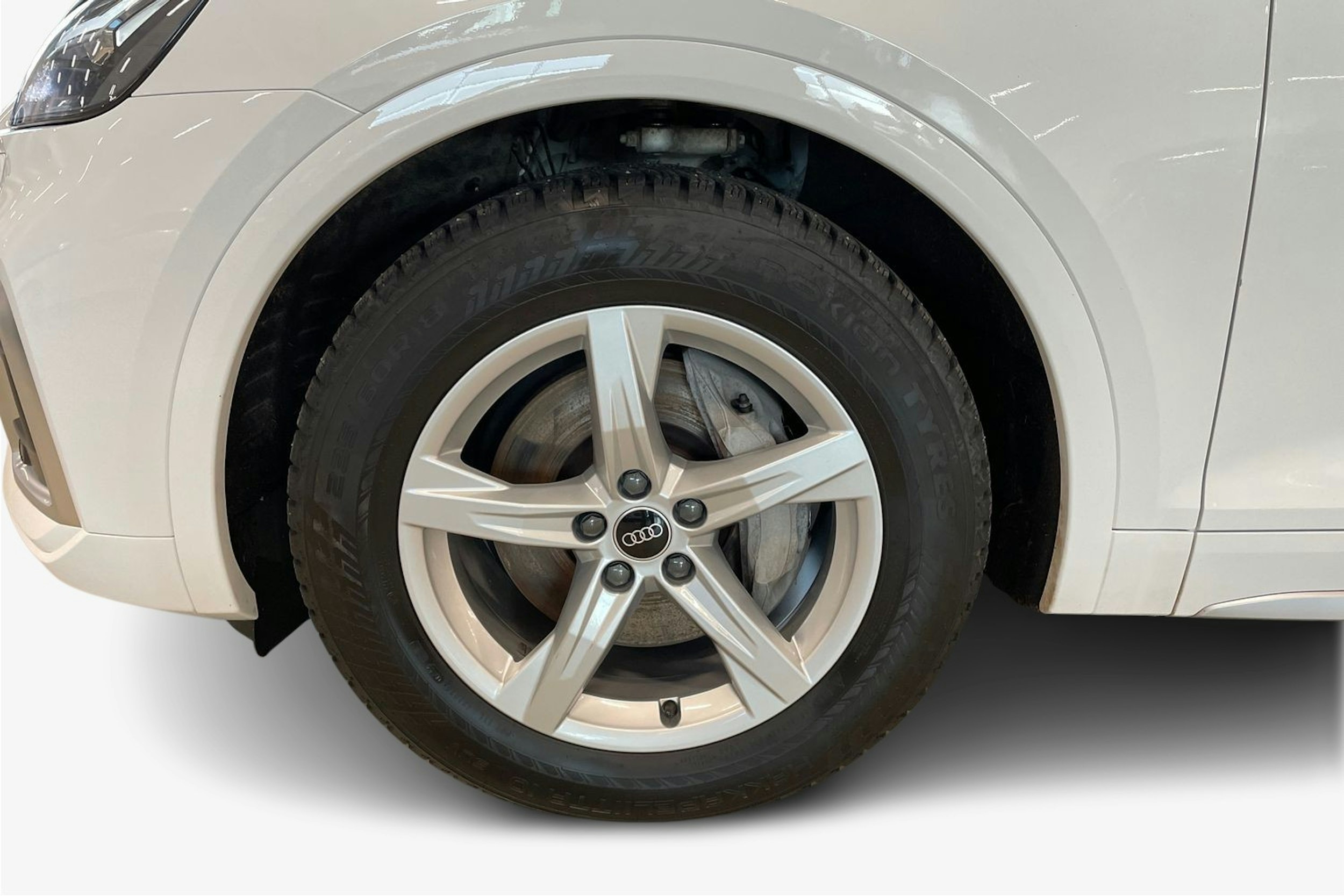 valkoinen Audi Q5 2022 kuva 11.
