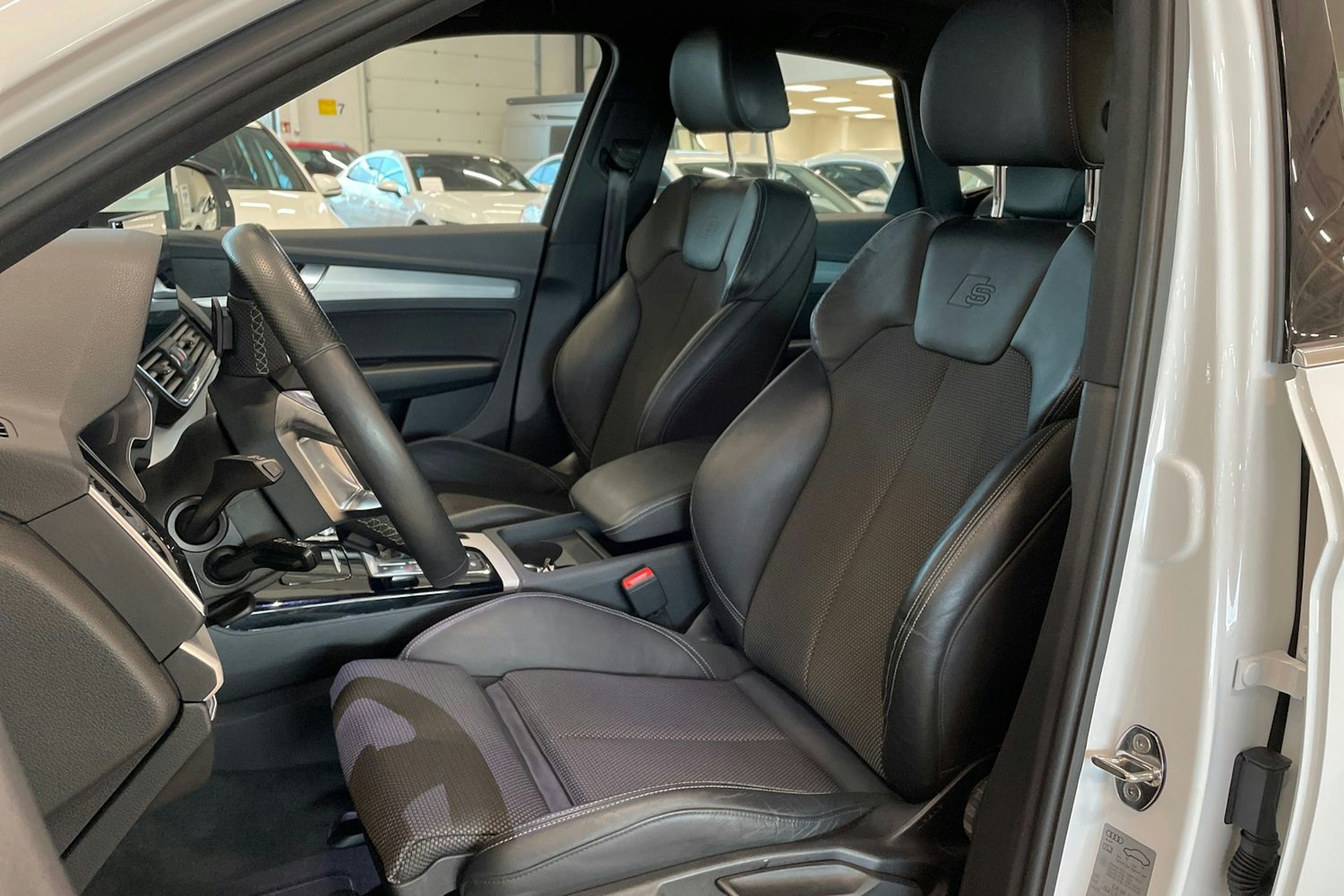 valkoinen Audi Q5 2022 kuva 14.