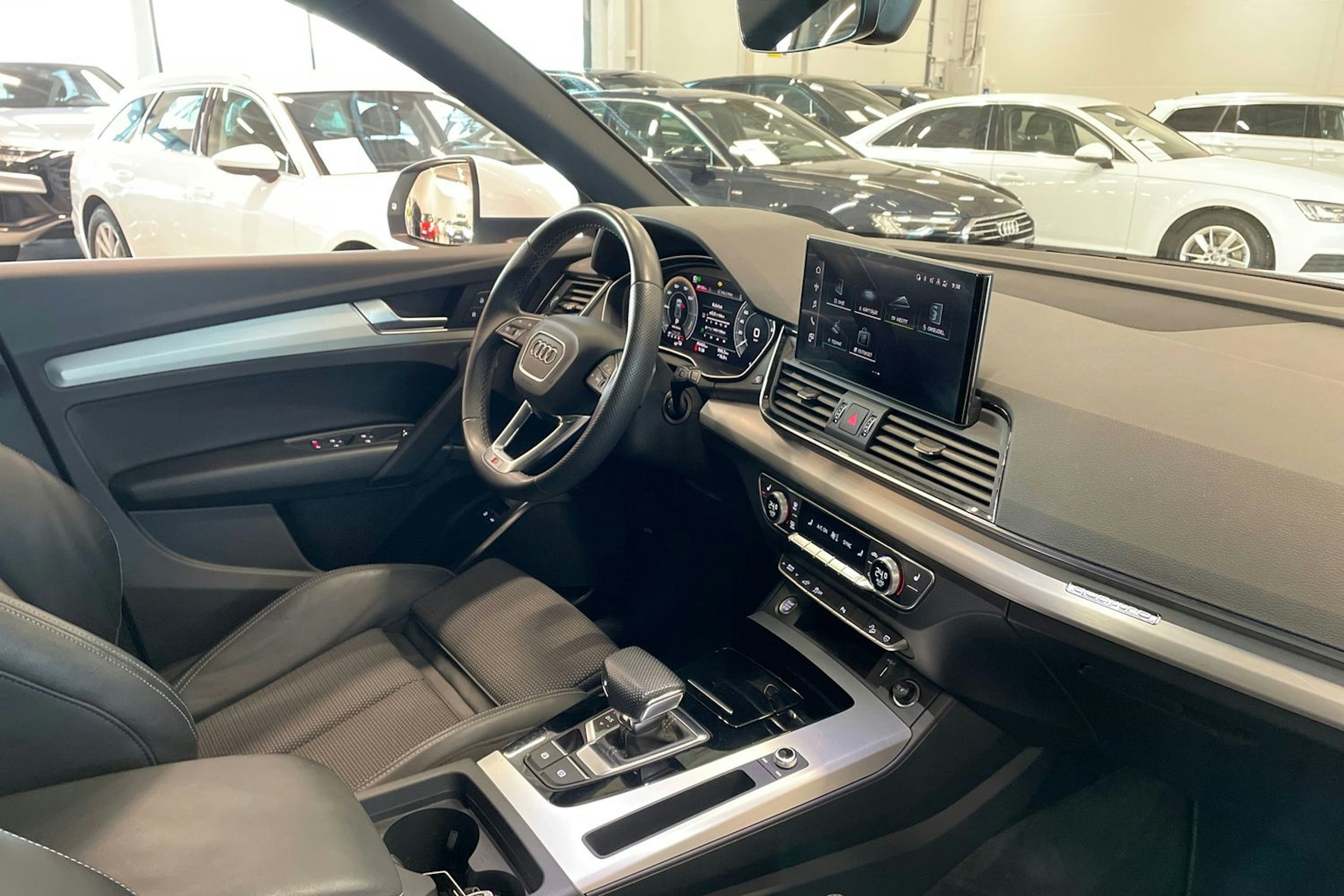 valkoinen Audi Q5 2022 kuva 15.