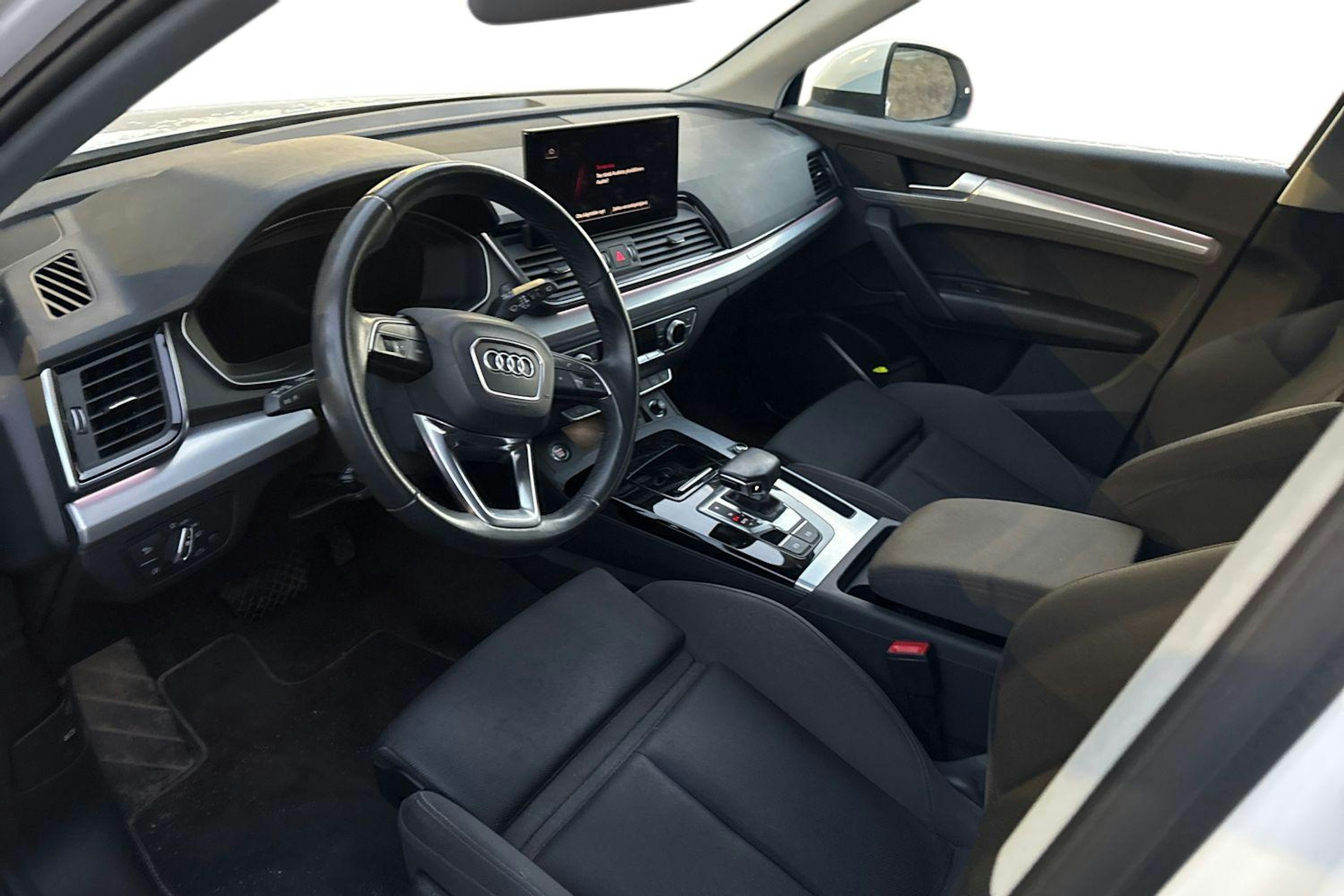 valkoinen Audi Q5 2022 kuva 3.