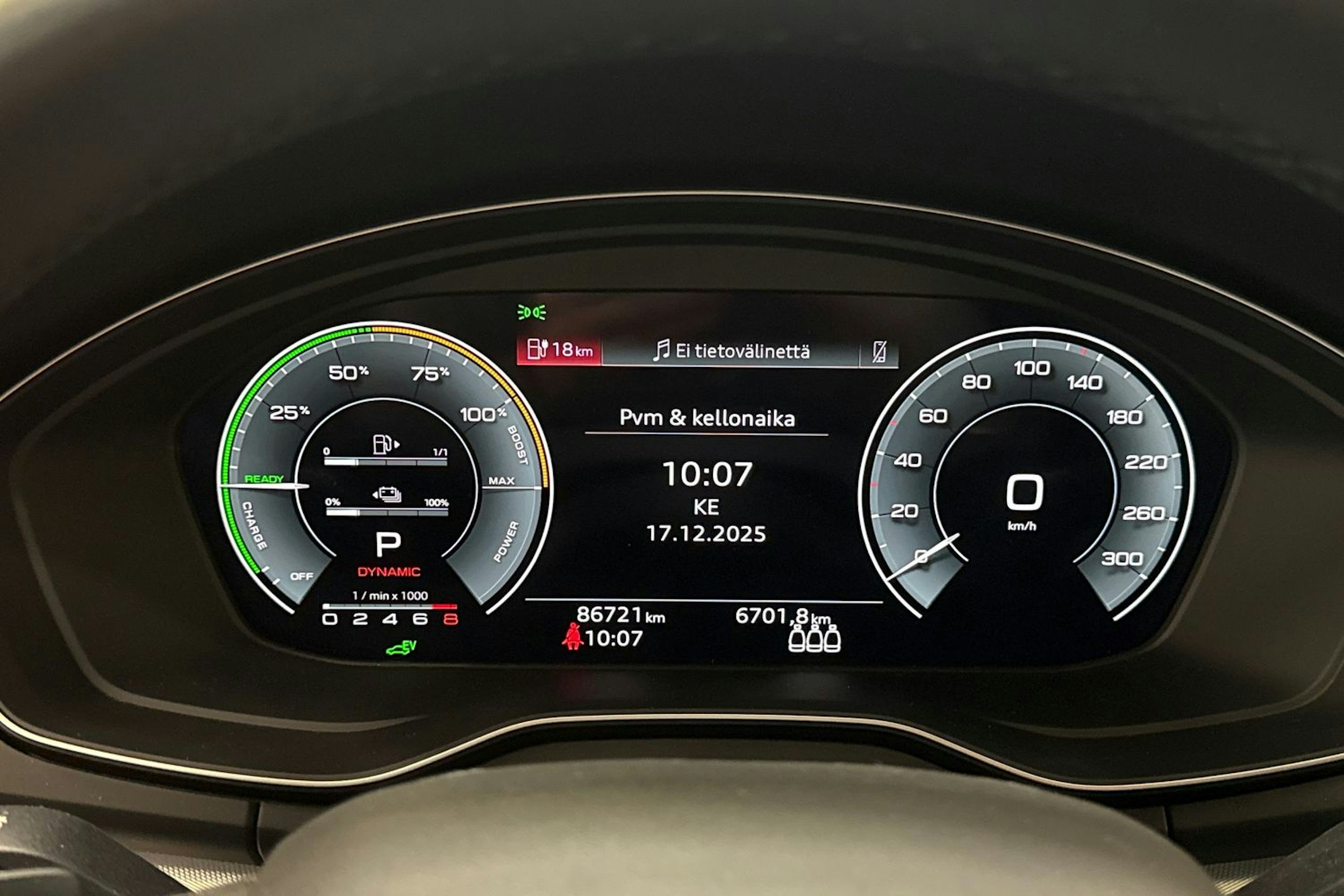 valkoinen Audi Q5 2023 kuva 18.