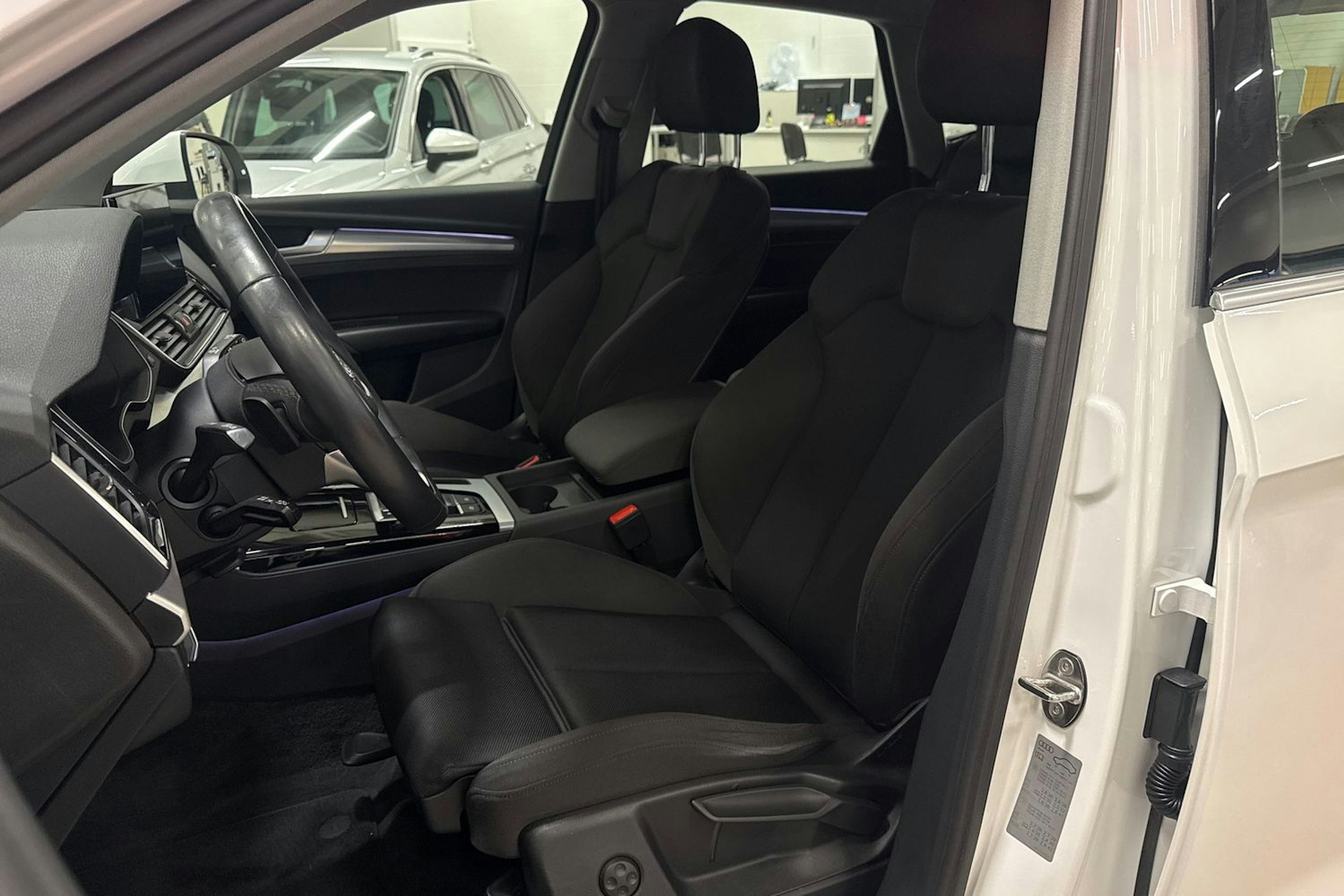 valkoinen Audi Q5 2023 kuva 28.