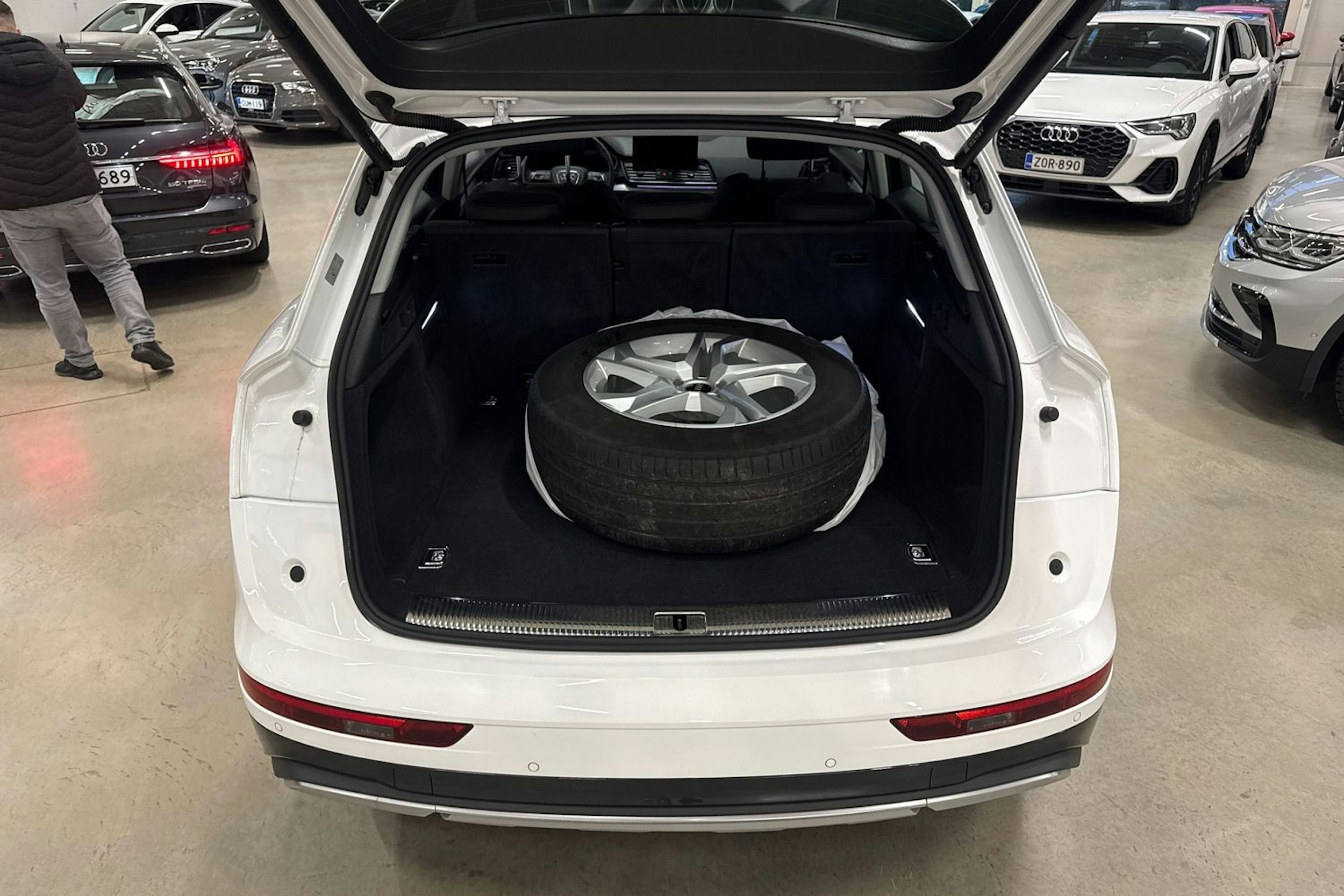 valkoinen Audi Q5 2023 kuva 29.