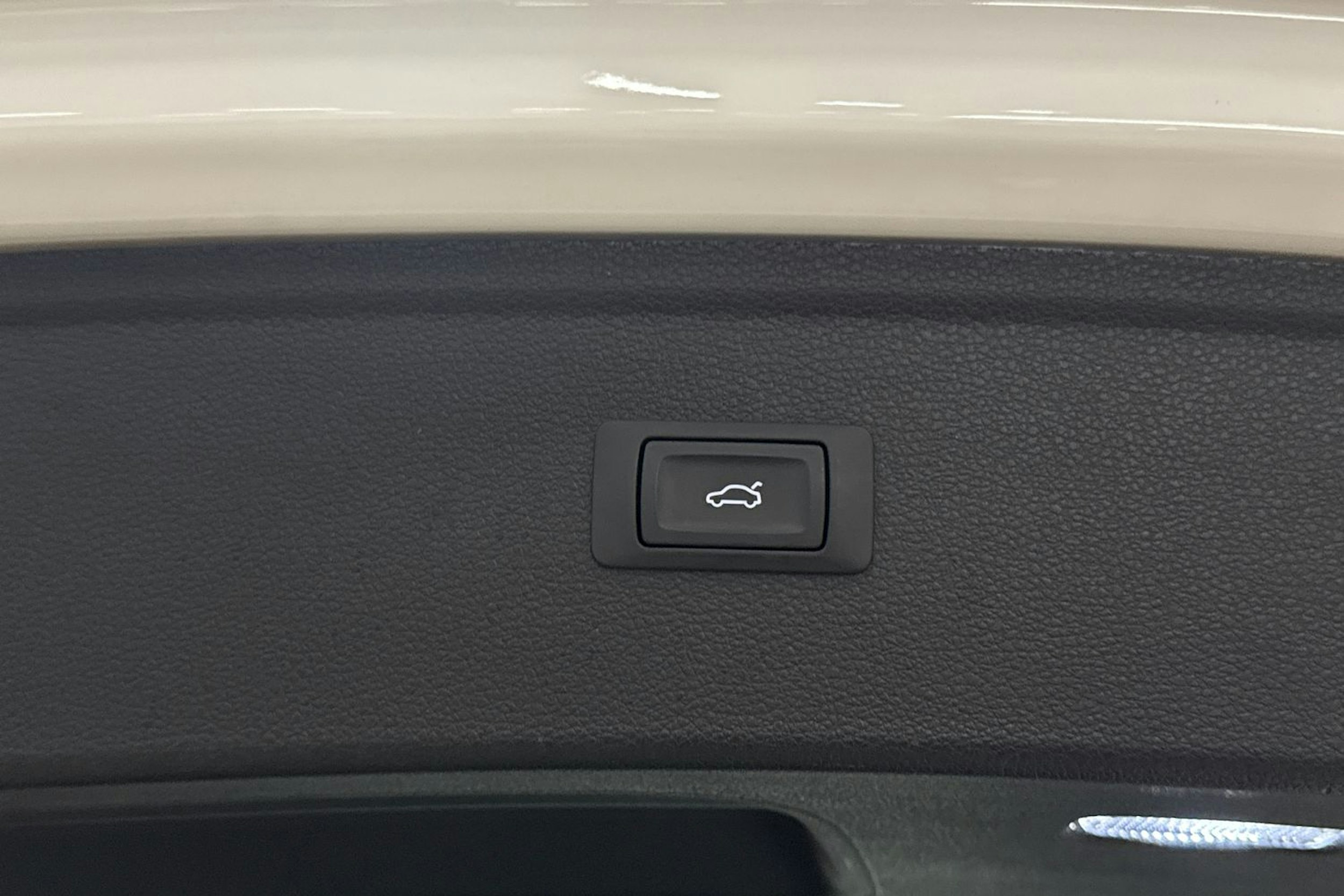 valkoinen Audi Q5 2023 kuva 30.