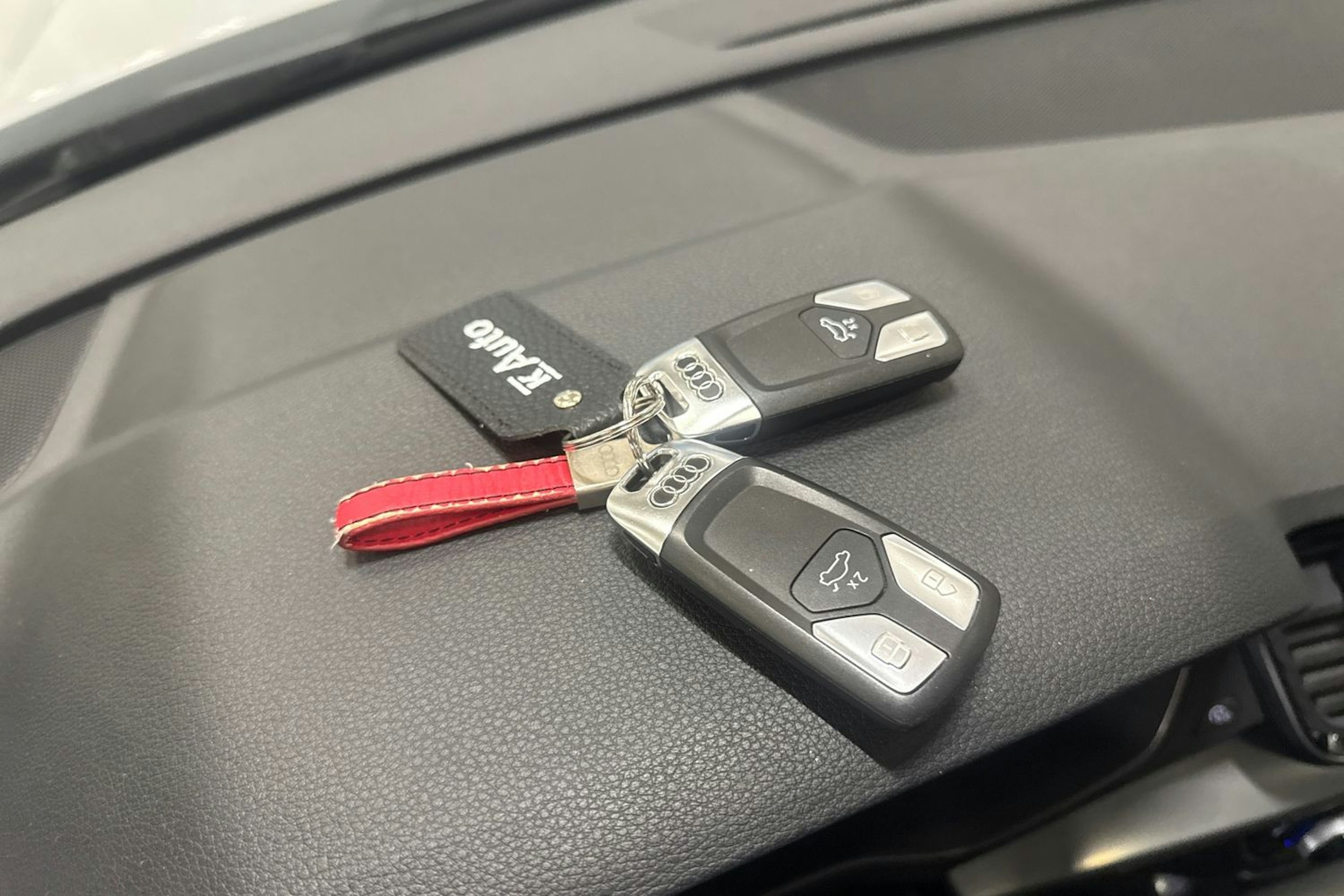 valkoinen Audi Q5 2023 kuva 32.