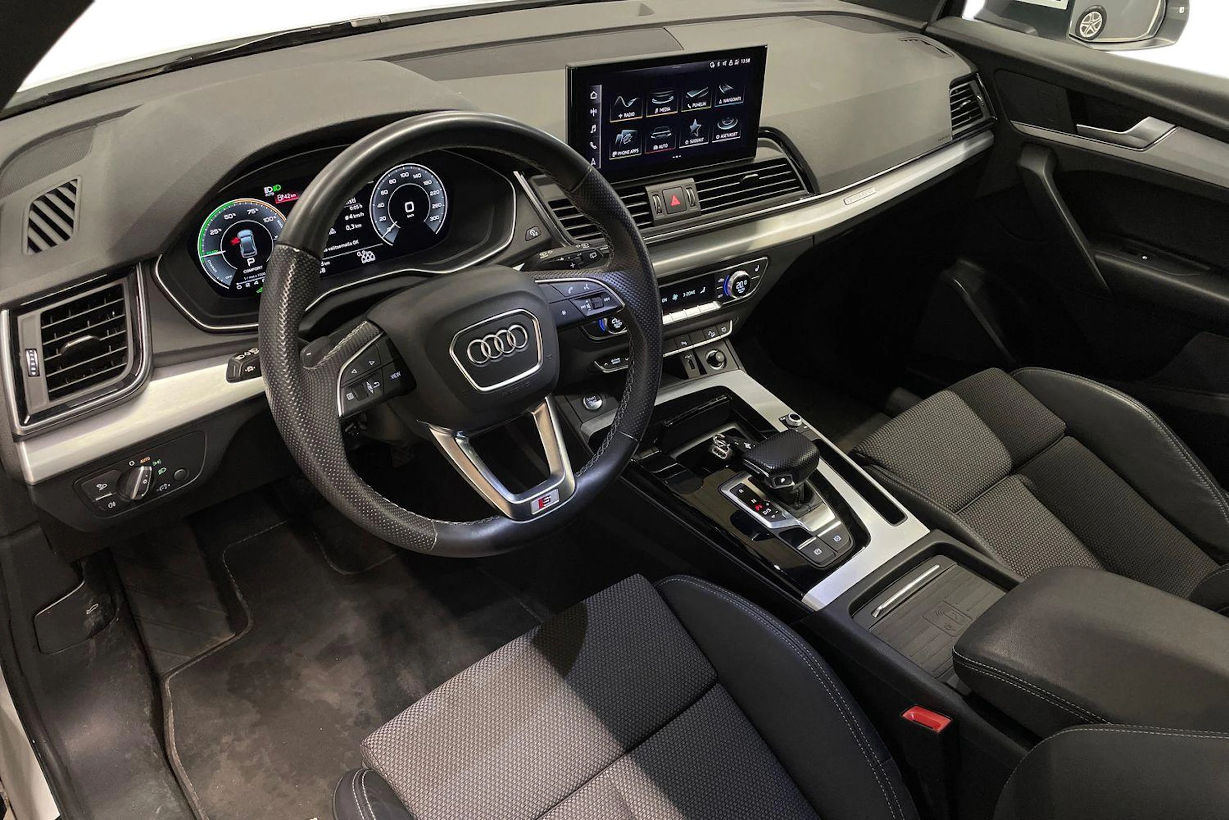 Valkoinen Audi Q5 2022 kuva 6.