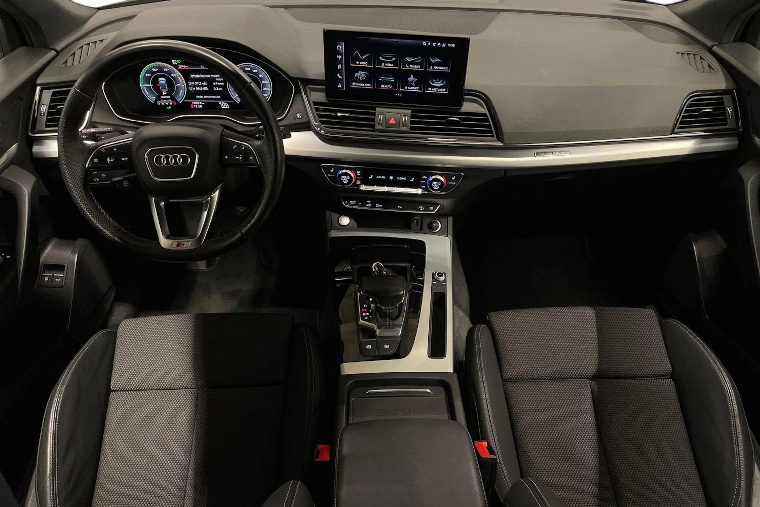 Valkoinen Audi Q5 2022 kuva 7.