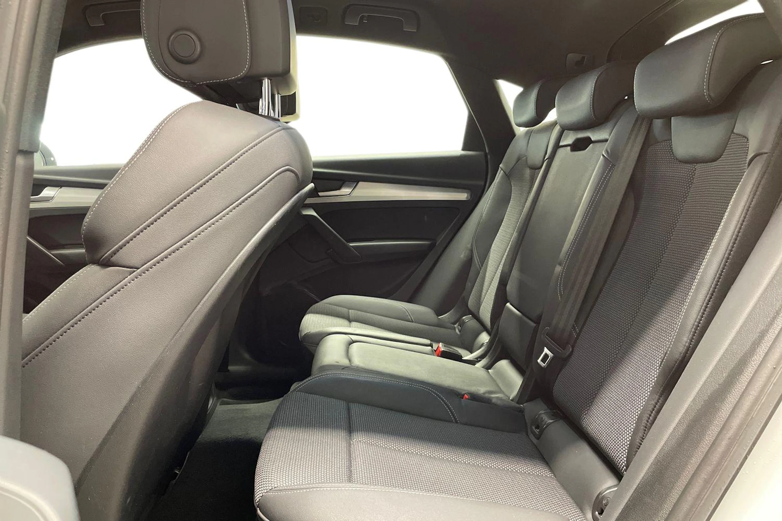 Valkoinen Audi Q5 2022 kuva 8.