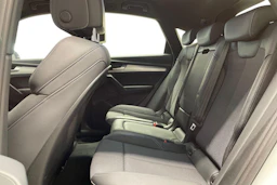 Valkoinen Audi Q5 2022 kuva 8.