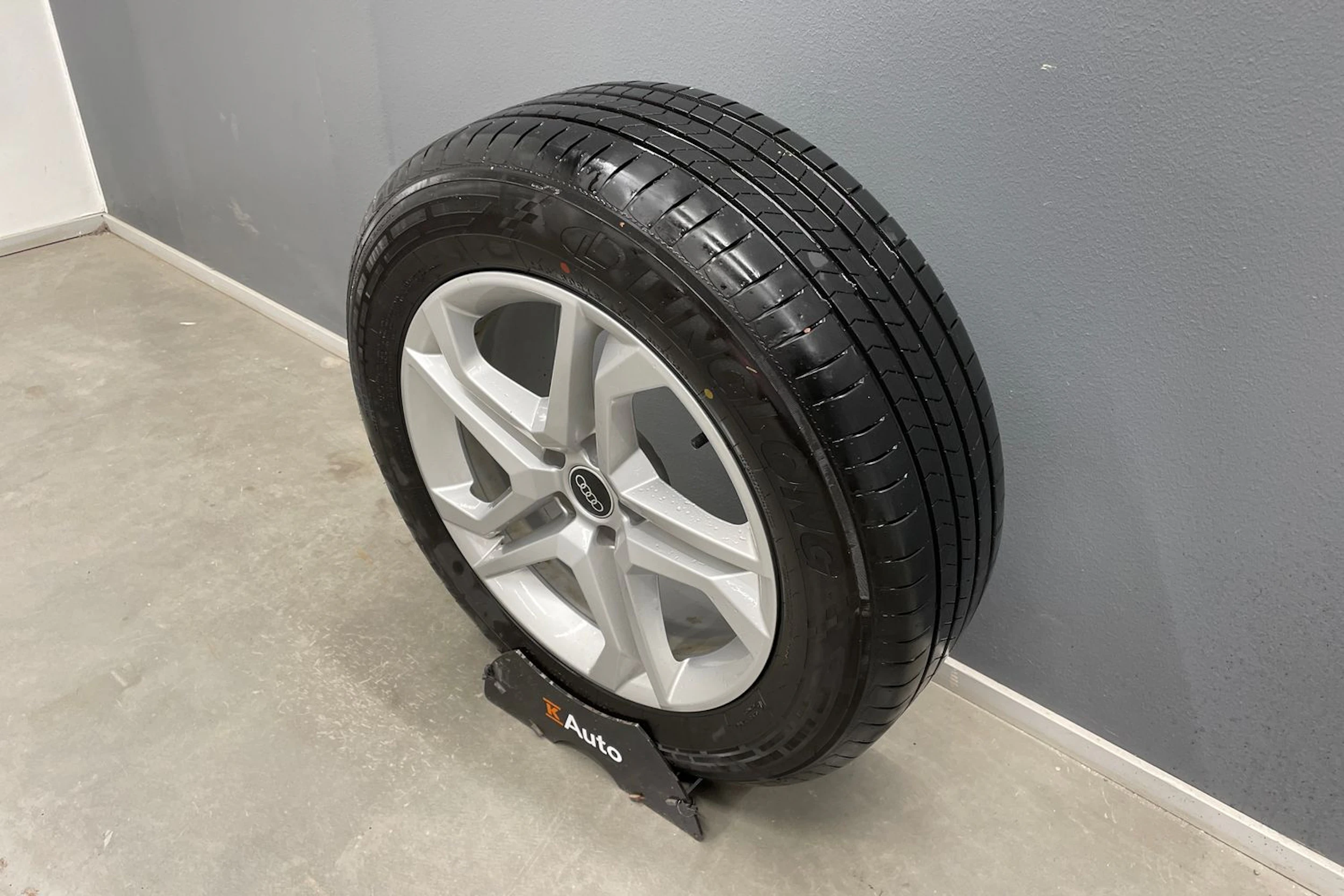 Valkoinen Audi Q5 2022 kuva 11.