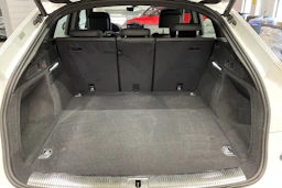Valkoinen Audi Q5 2022 kuva 12.