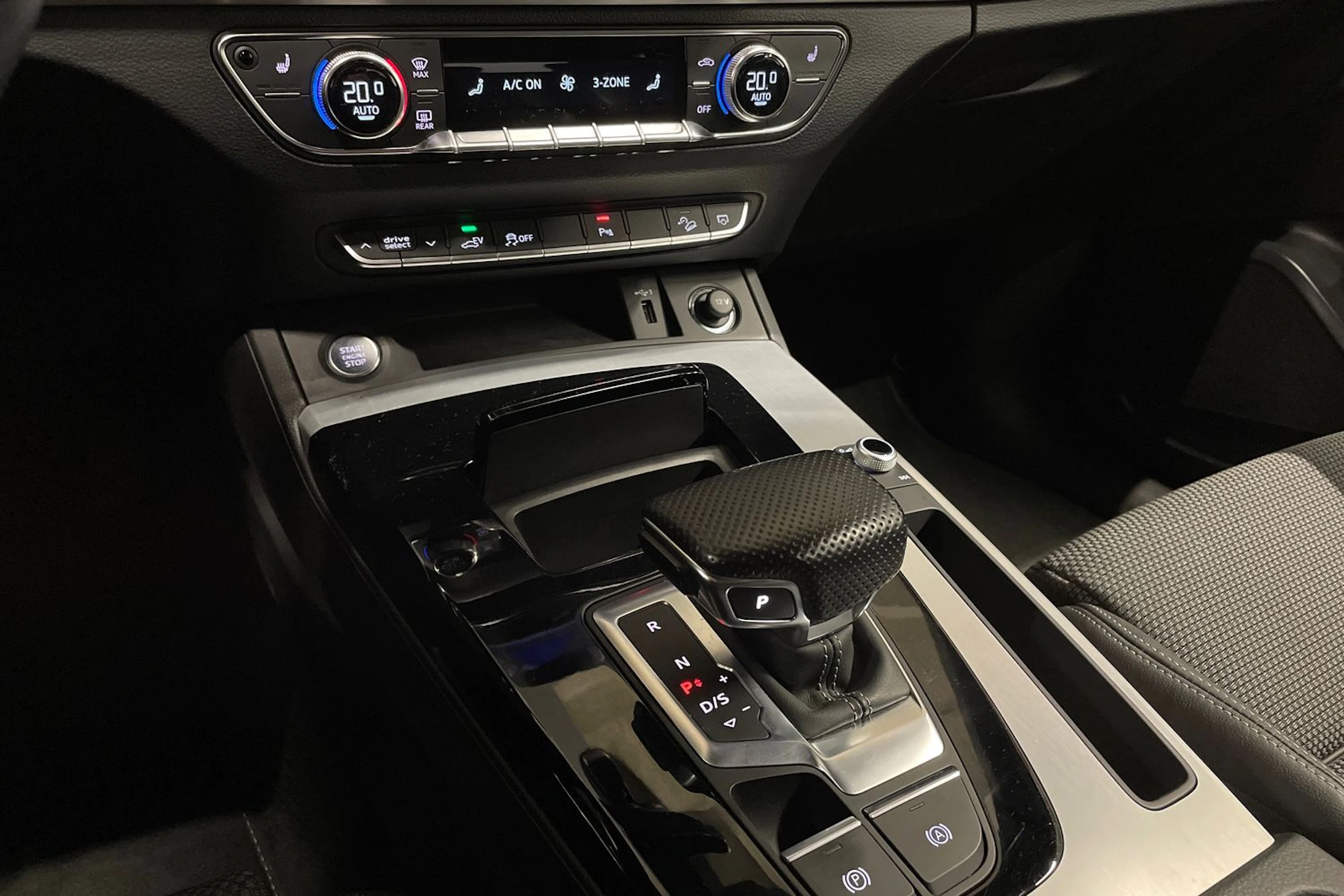 Valkoinen Audi Q5 2022 kuva 23.