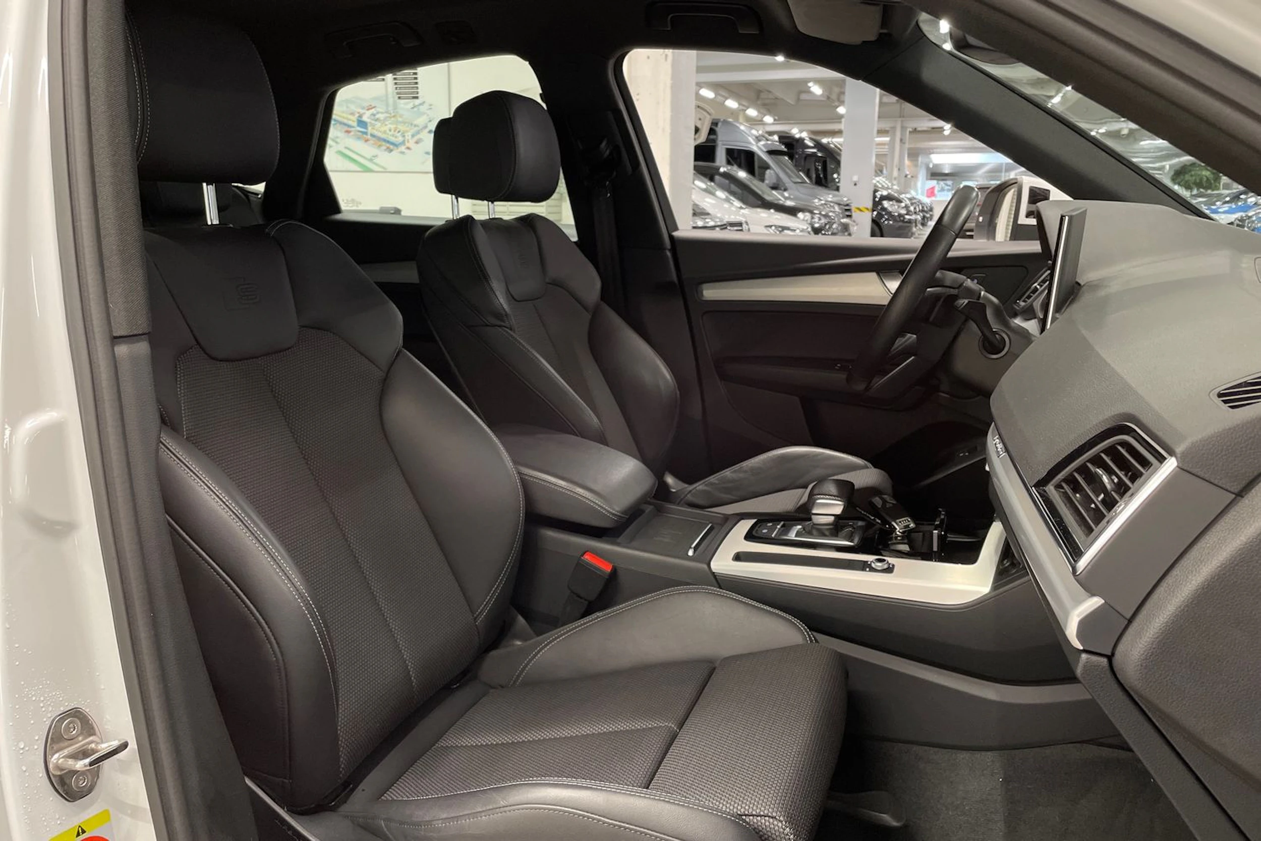 Valkoinen Audi Q5 2022 kuva 29.