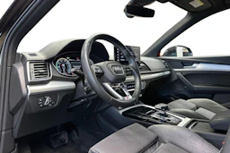 musta Audi Q5 2022 kuva 6.