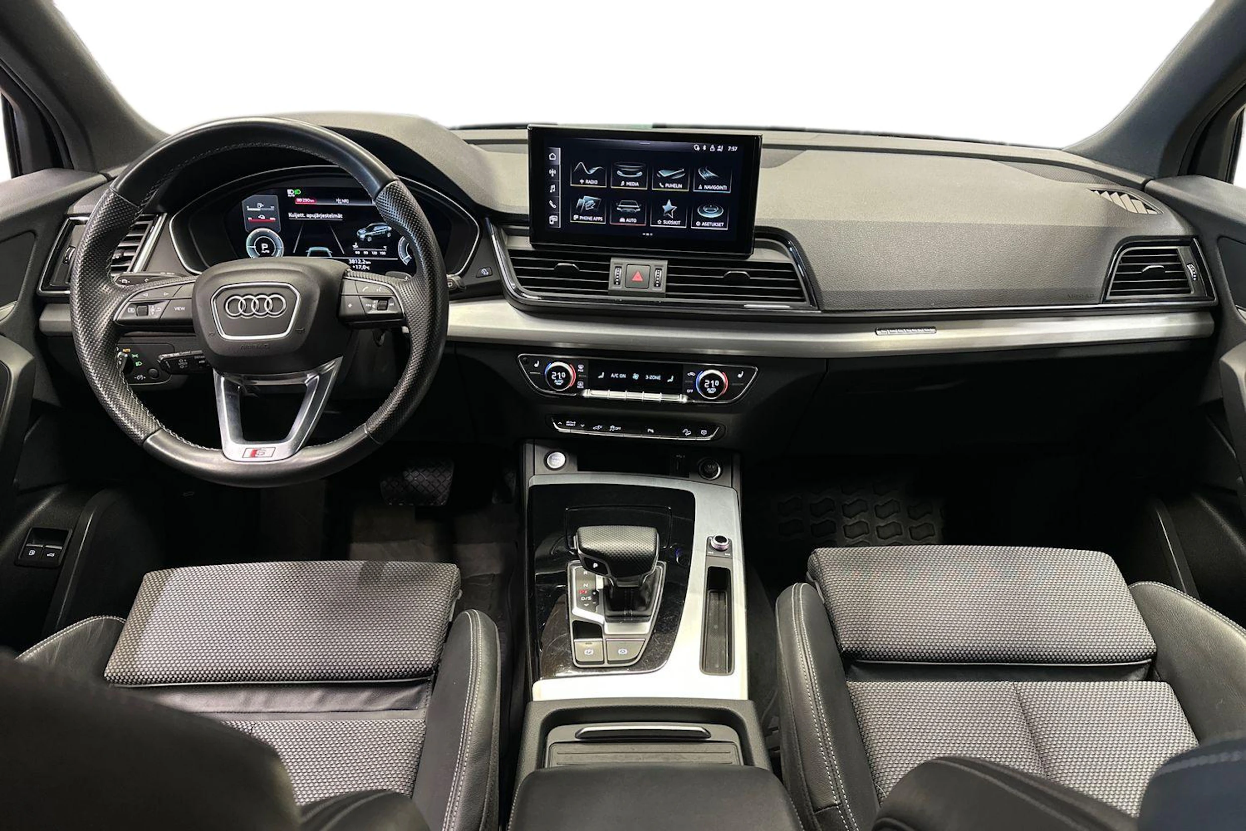 musta Audi Q5 2022 kuva 7.