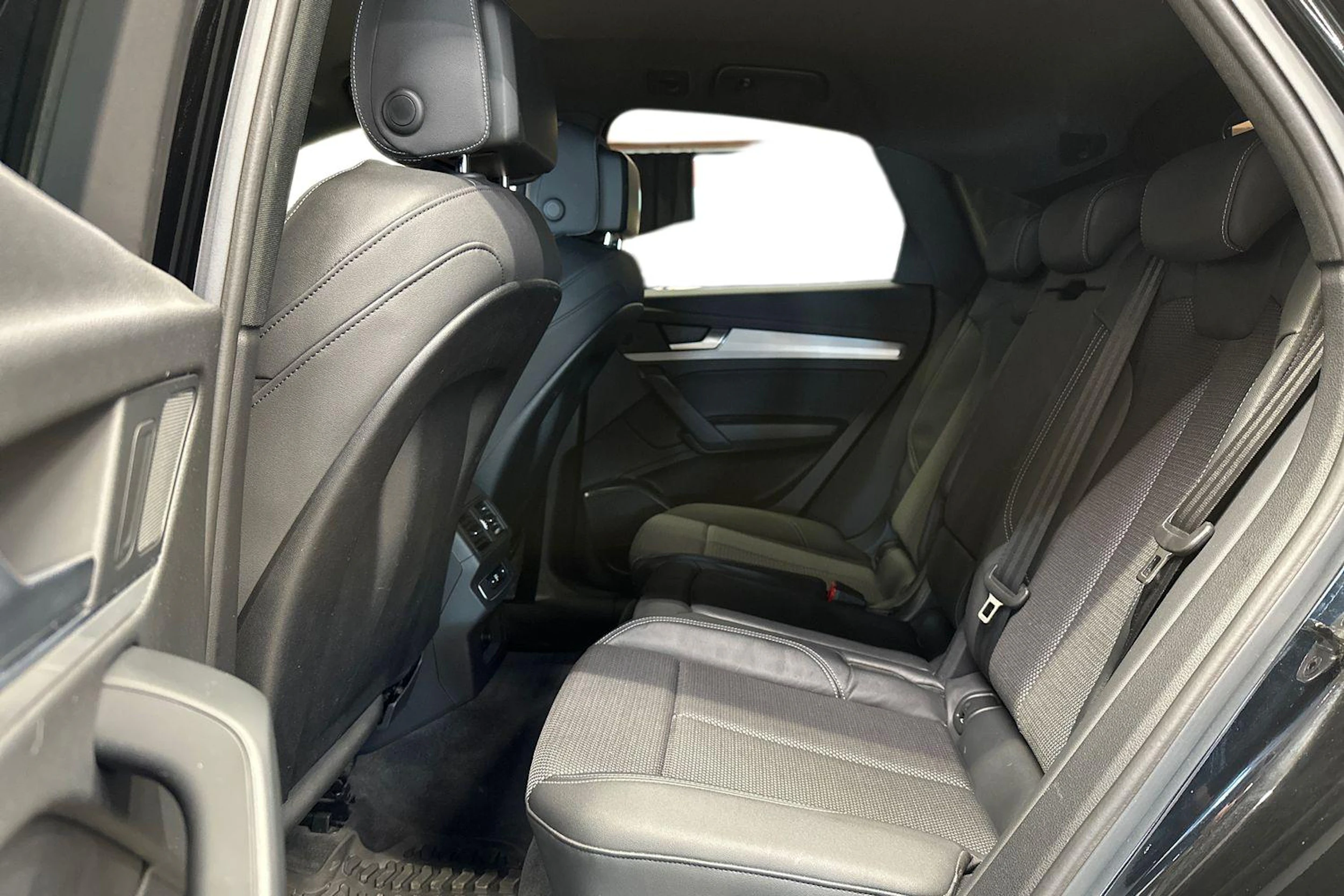 musta Audi Q5 2022 kuva 8.