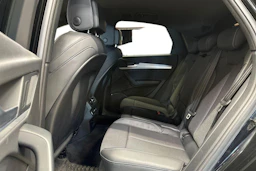 musta Audi Q5 2022 kuva 8.