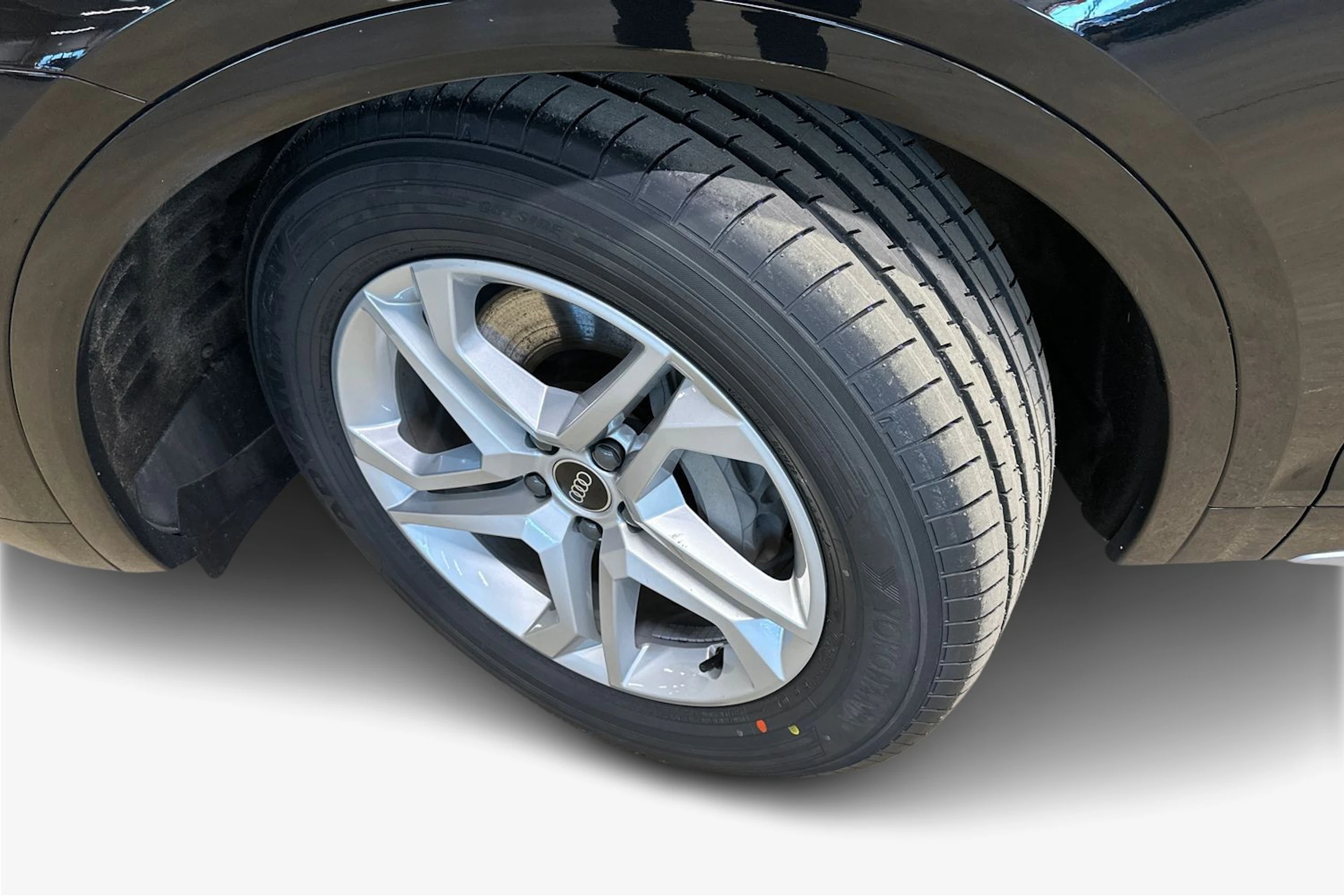 musta Audi Q5 2022 kuva 9.