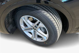 musta Audi Q5 2022 kuva 9.