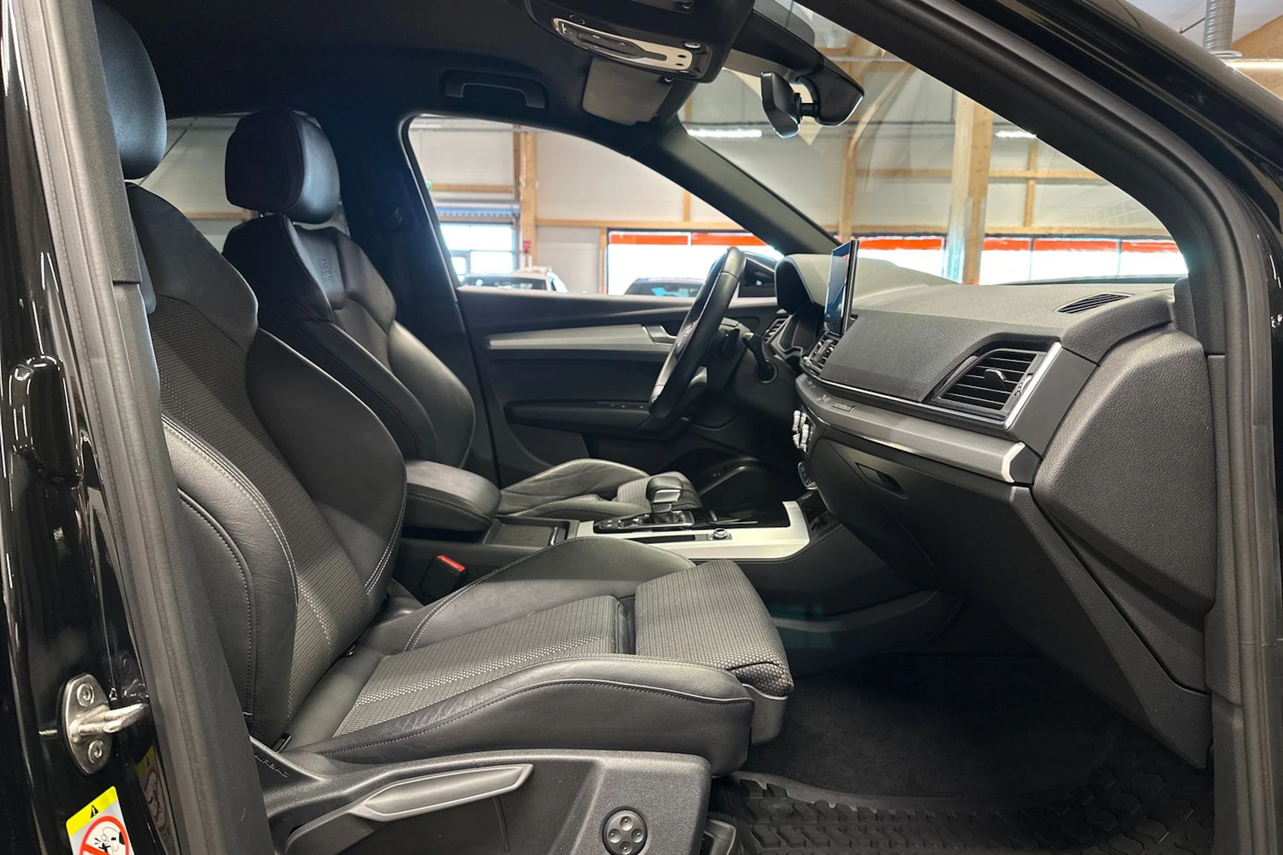musta Audi Q5 2022 kuva 11.