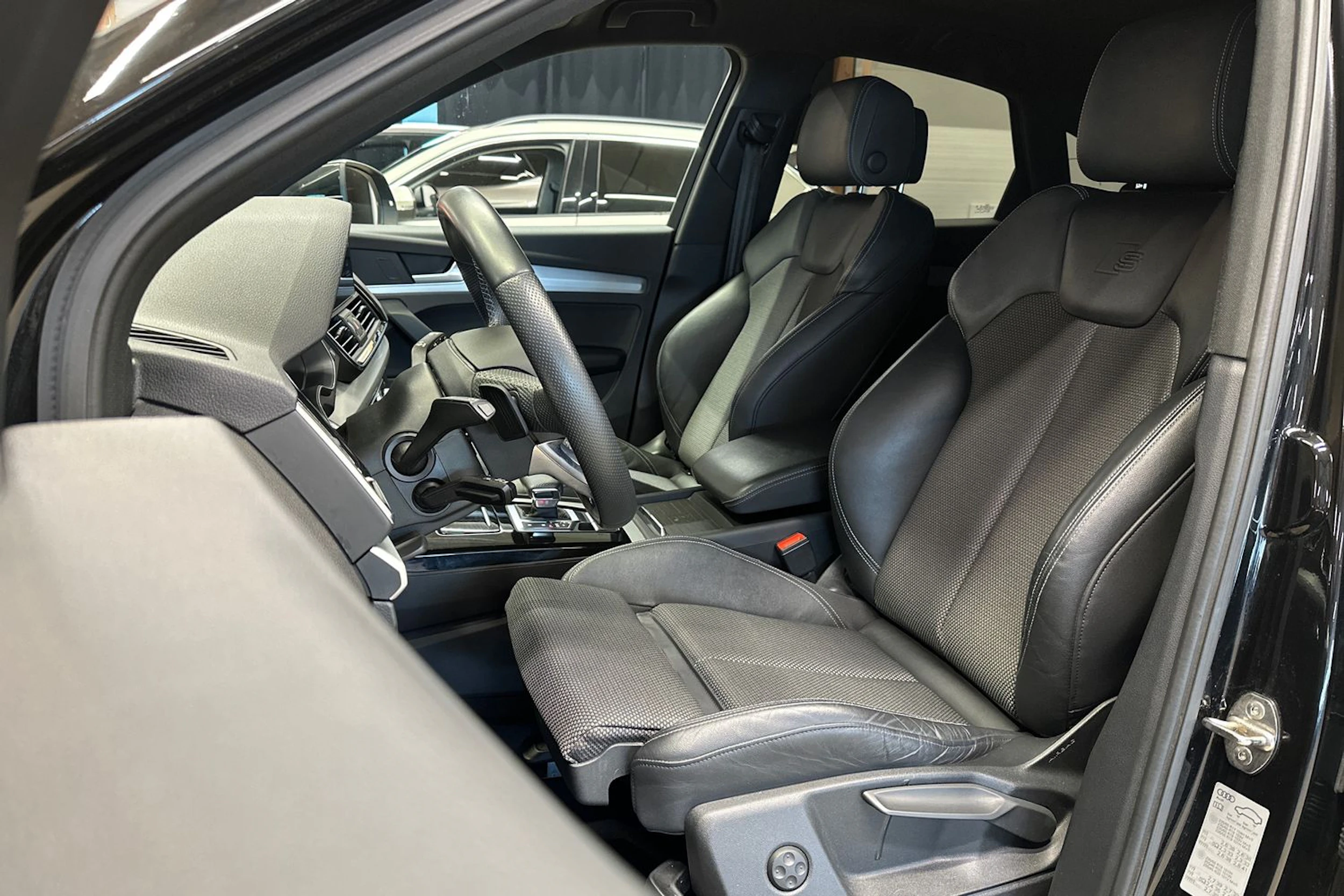 musta Audi Q5 2022 kuva 12.