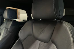 musta Audi Q5 2022 kuva 13.