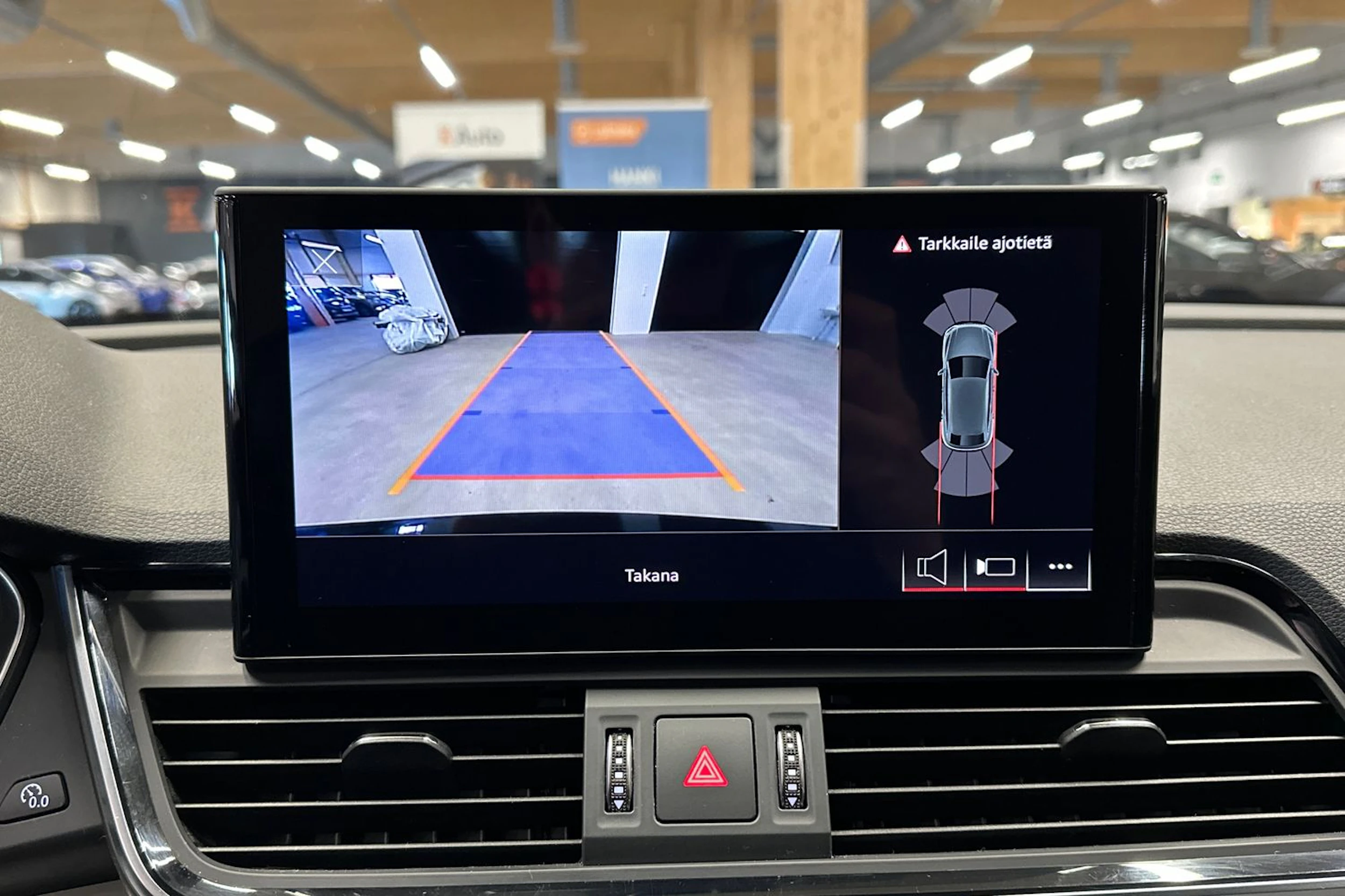 musta Audi Q5 2022 kuva 14.