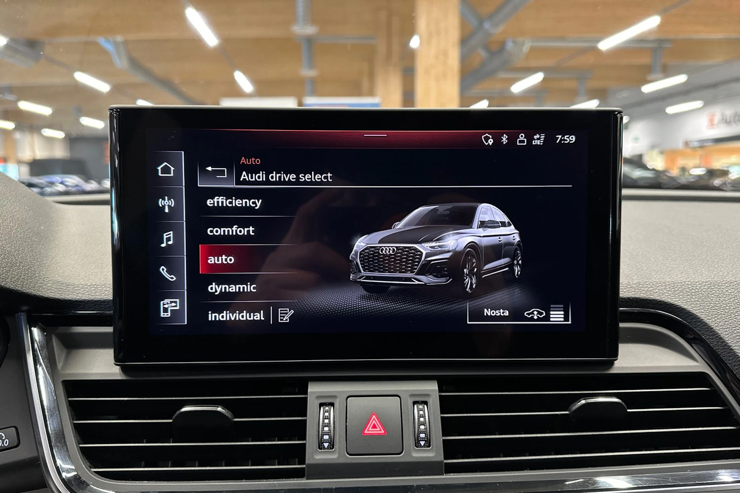 musta Audi Q5 2022 kuva 16.