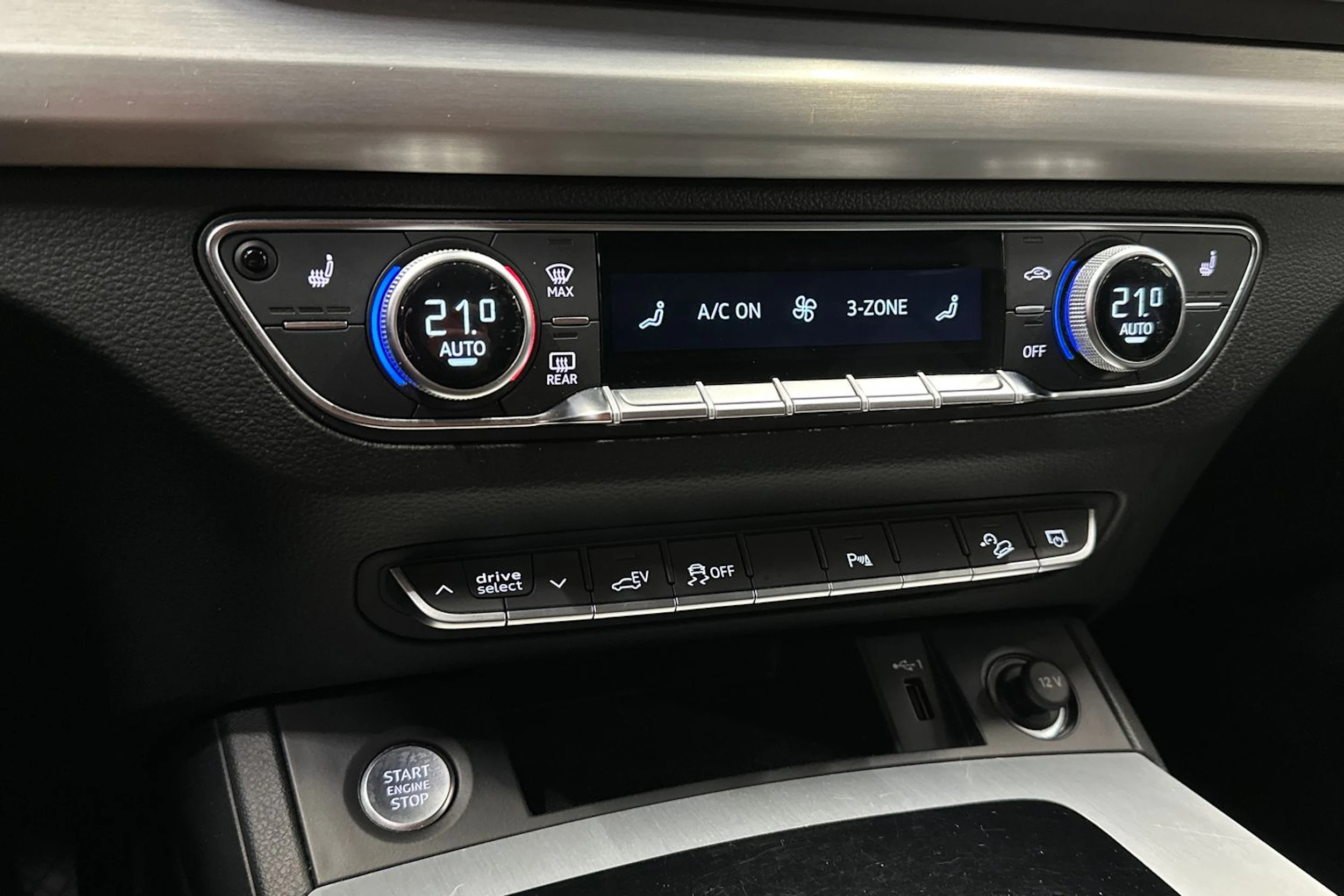 musta Audi Q5 2022 kuva 18.