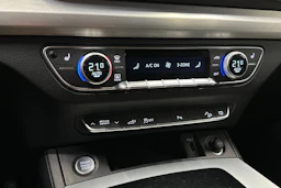 musta Audi Q5 2022 kuva 18.