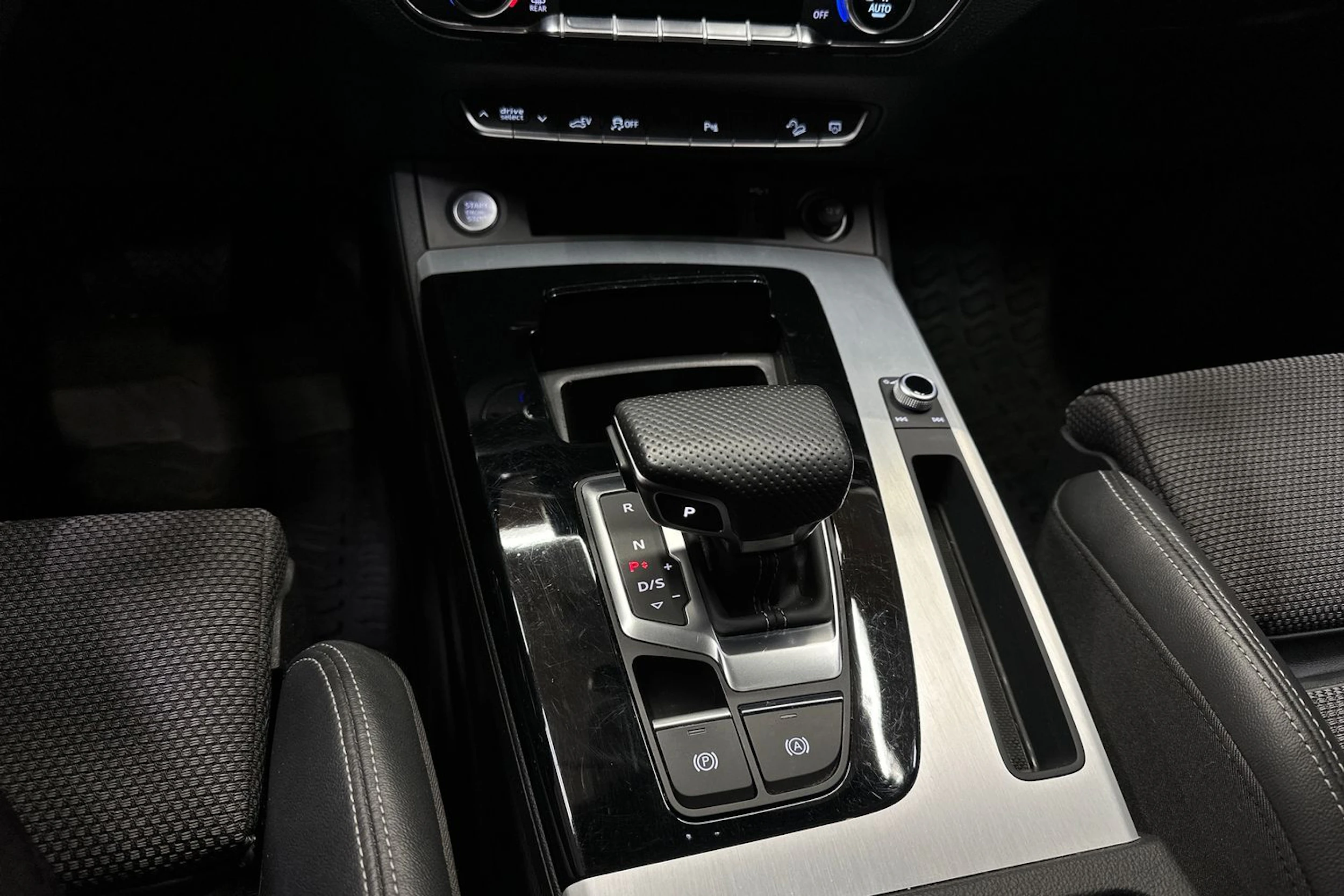 musta Audi Q5 2022 kuva 19.