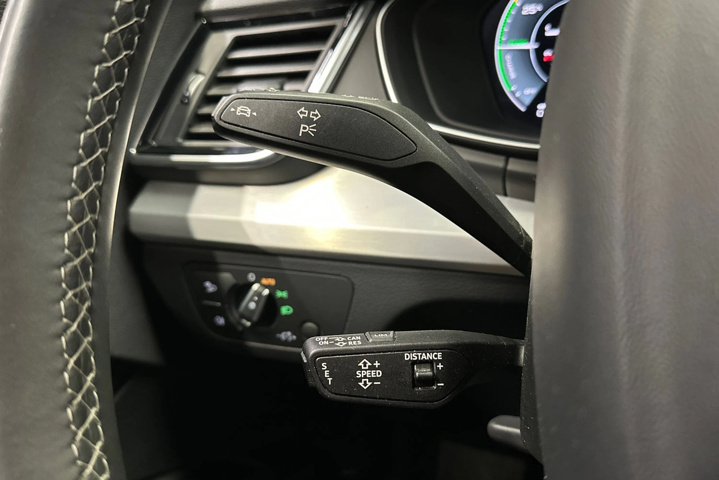 musta Audi Q5 2022 kuva 22.