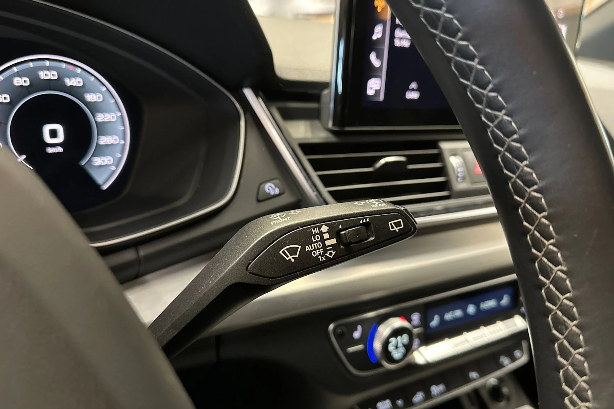 musta Audi Q5 2022 kuva 23.