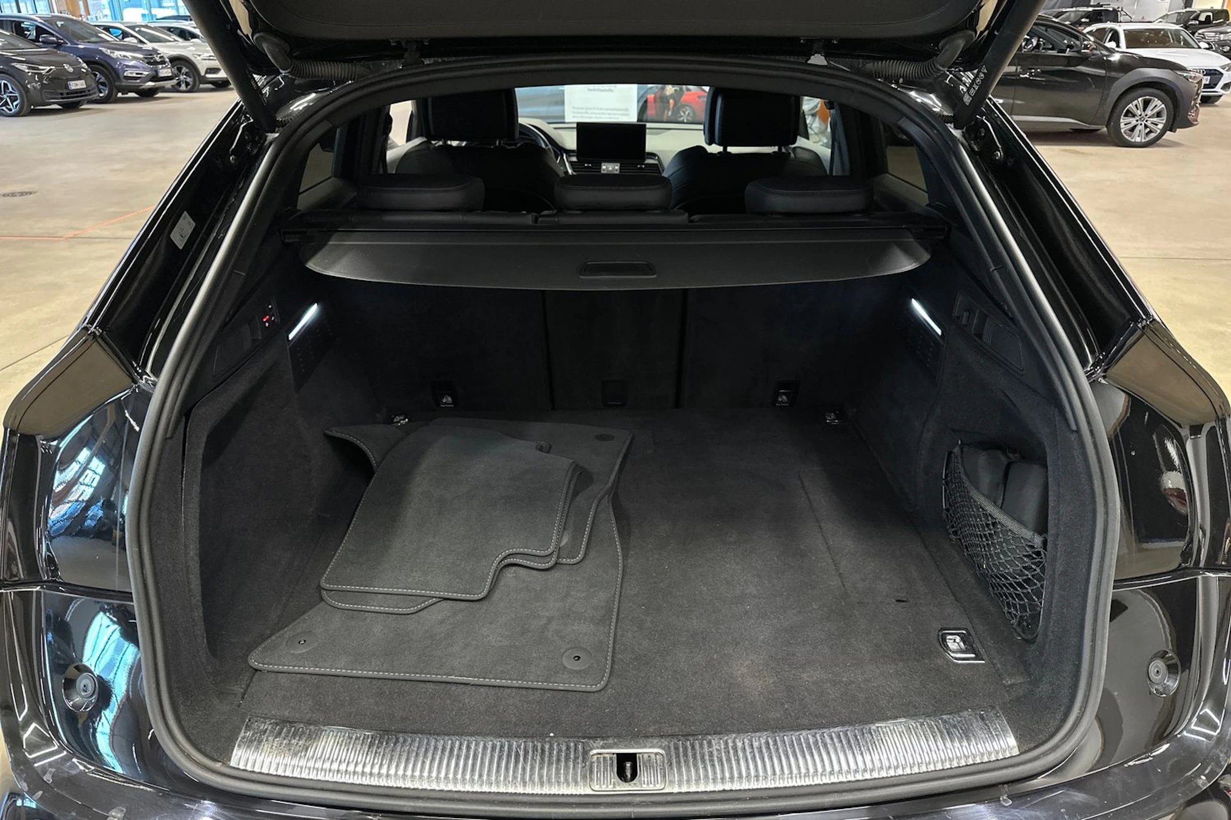 musta Audi Q5 2022 kuva 27.