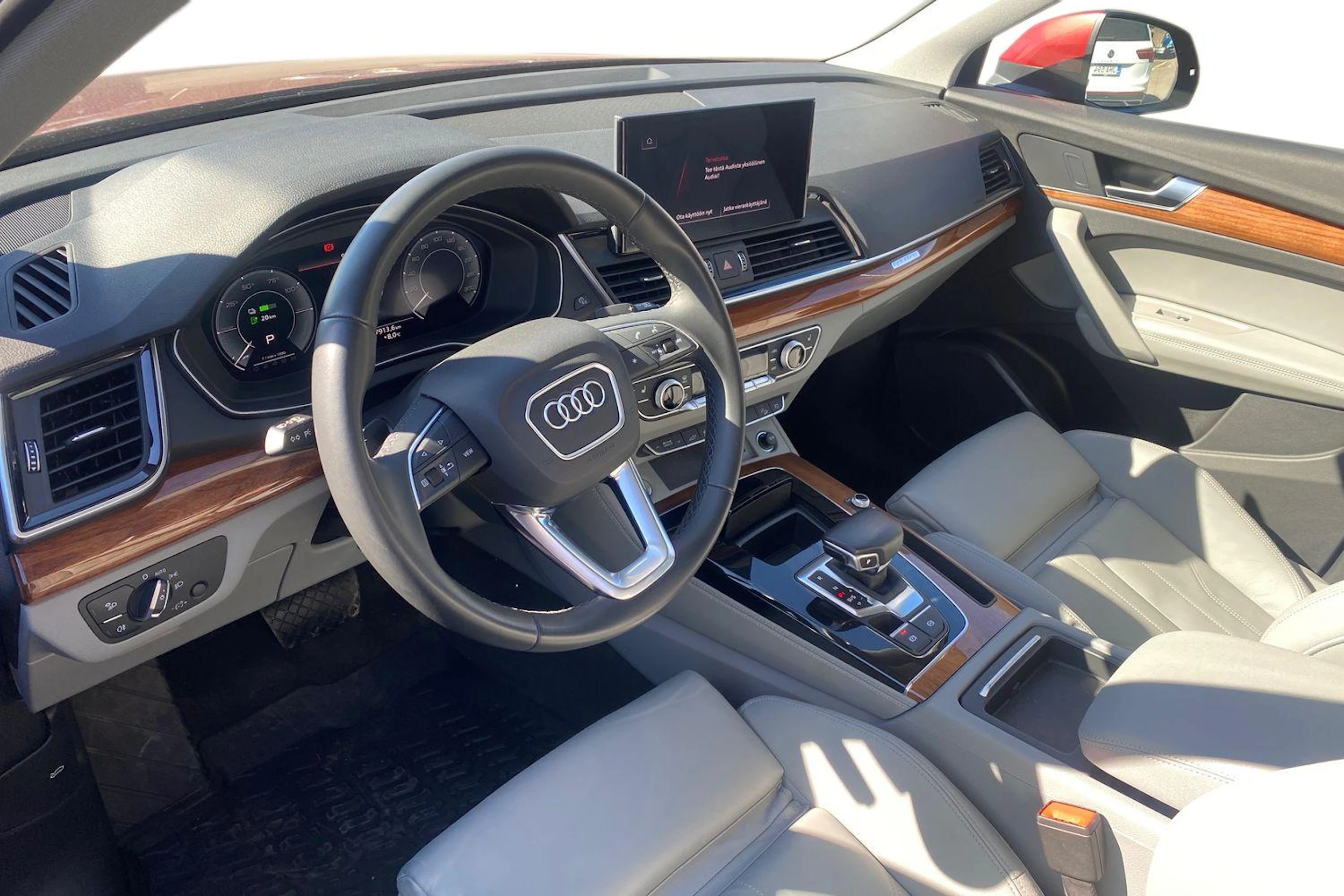 punainen Audi Q5 2022 kuva 3.