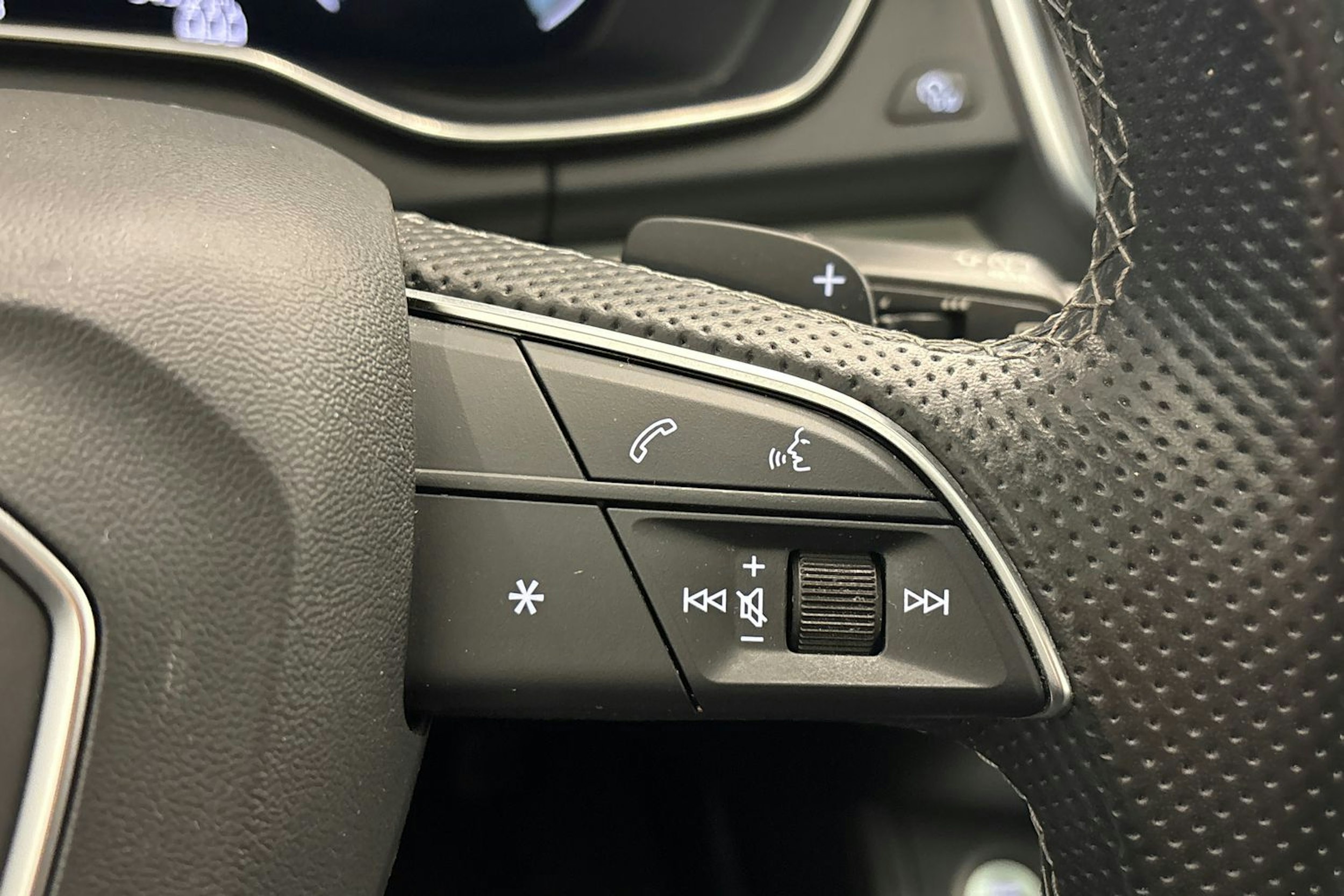 met. harmaa Audi Q5 2022 kuva 18.