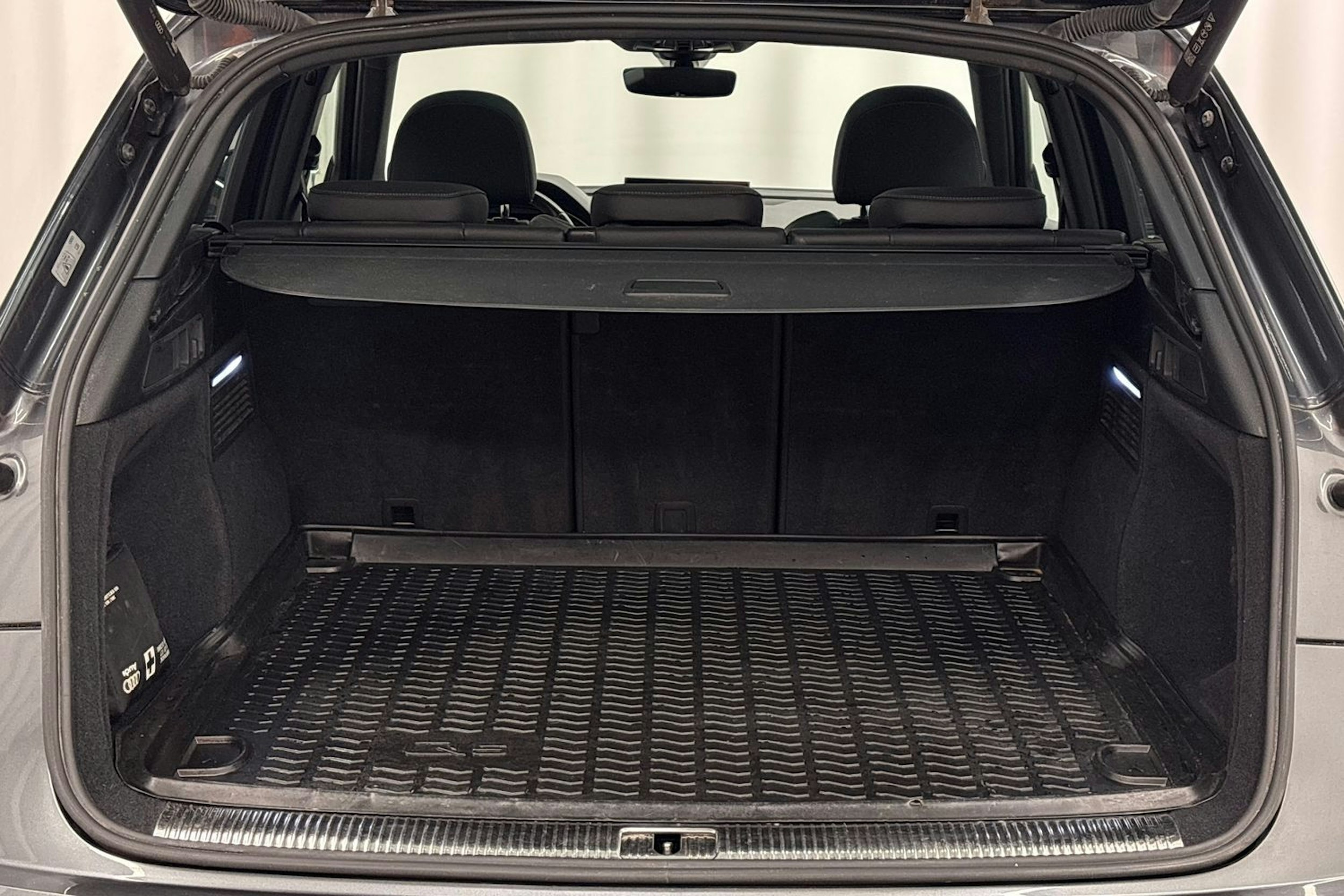 met. harmaa Audi Q5 2022 kuva 27.