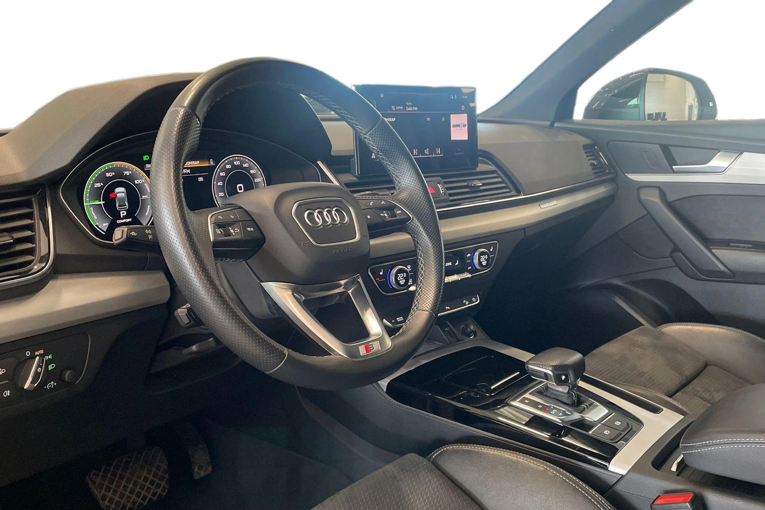 valkoinen Audi Q5 2022 kuva 11.