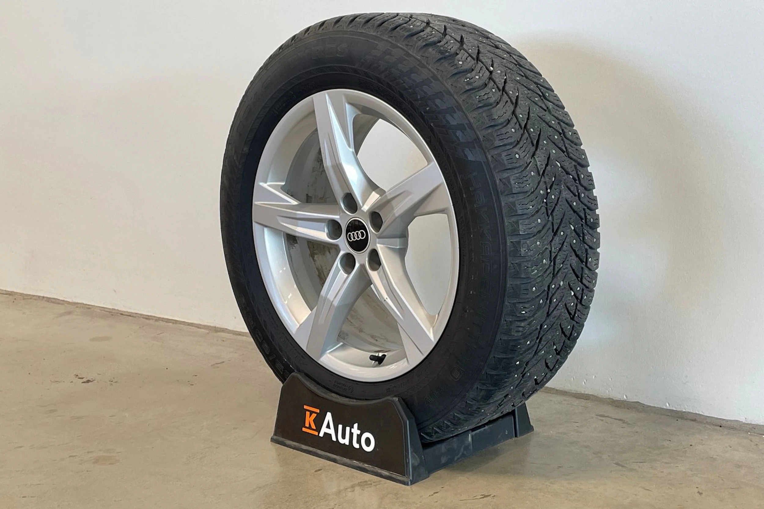 valkoinen Audi Q5 2022 kuva 16.