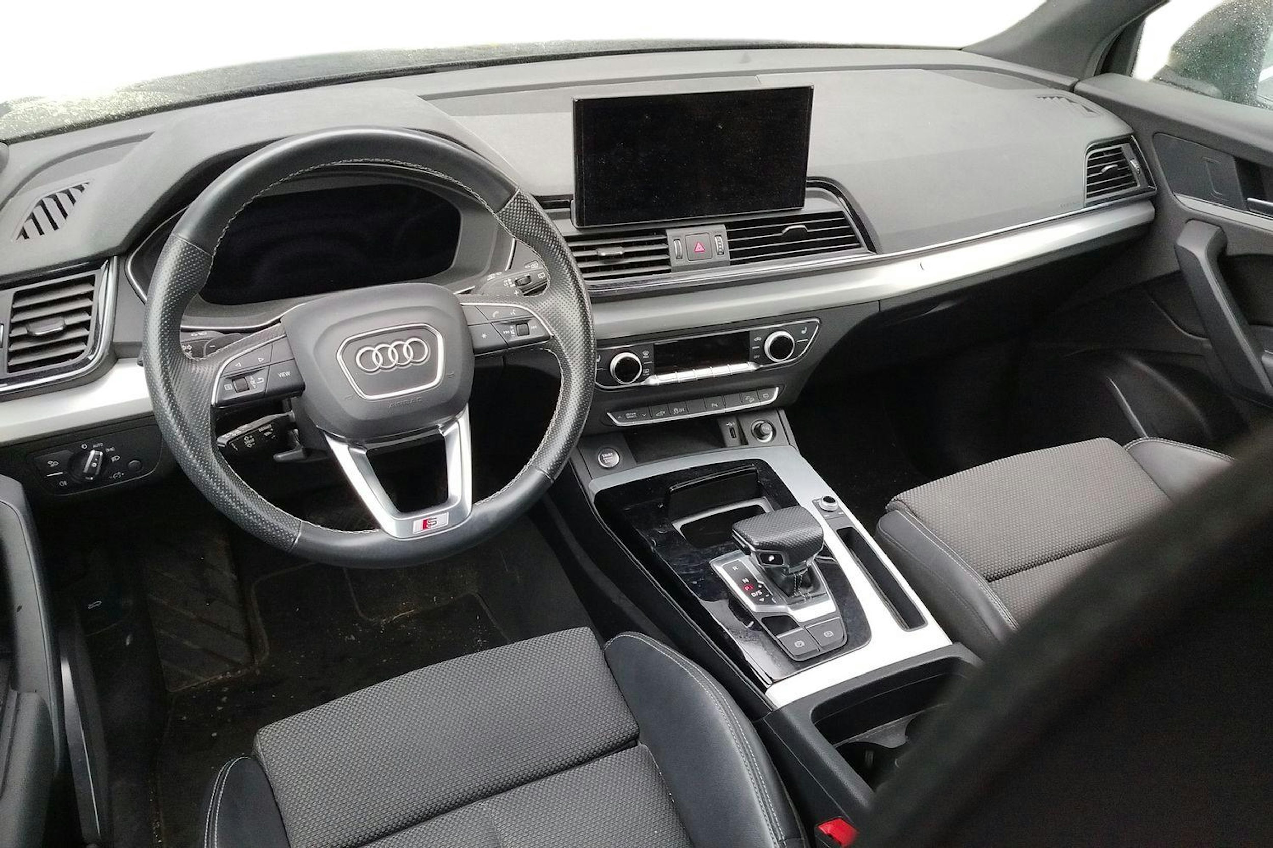 musta Audi Q5 2022 kuva 3.