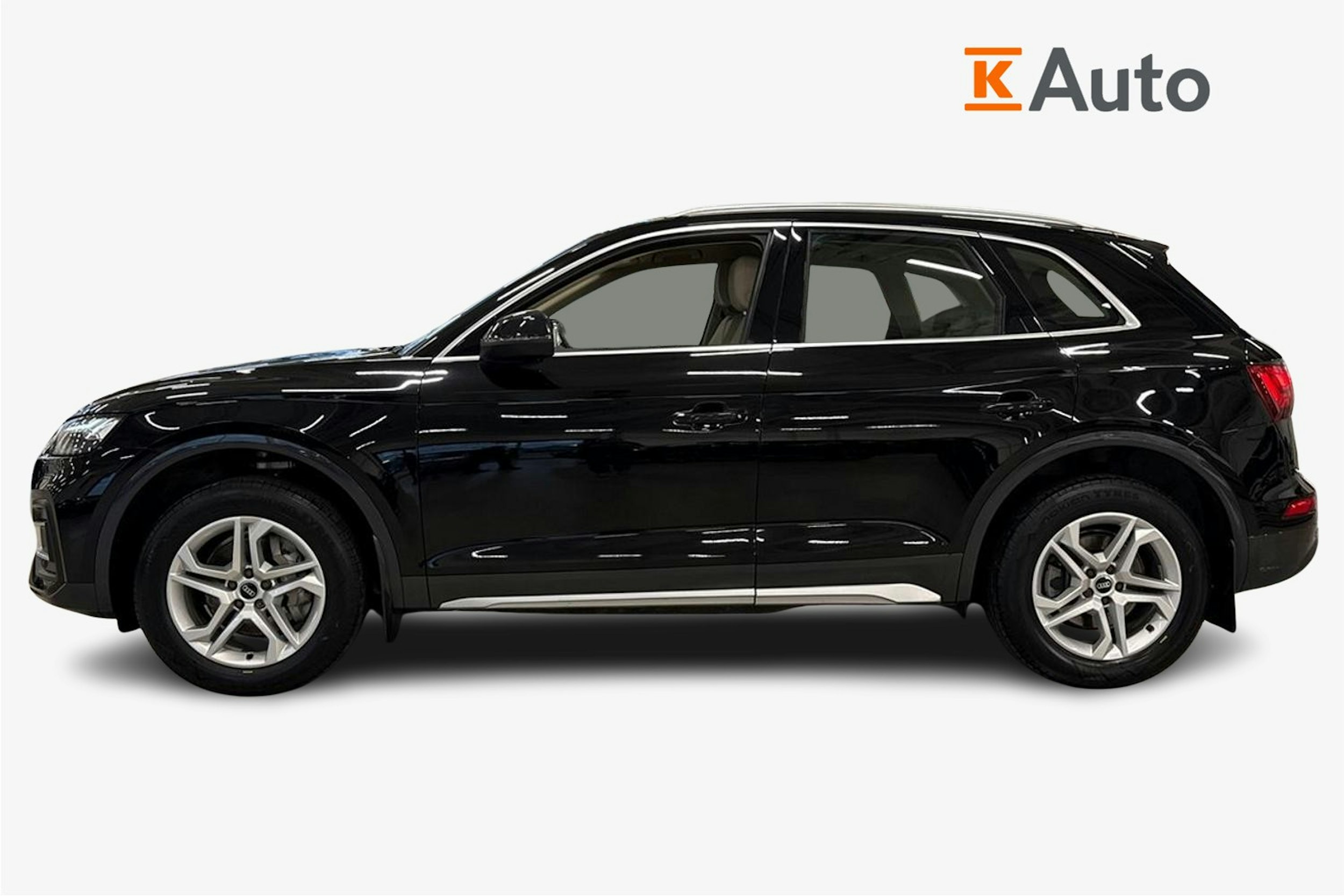 musta Audi Q5 2022 kuva 6.