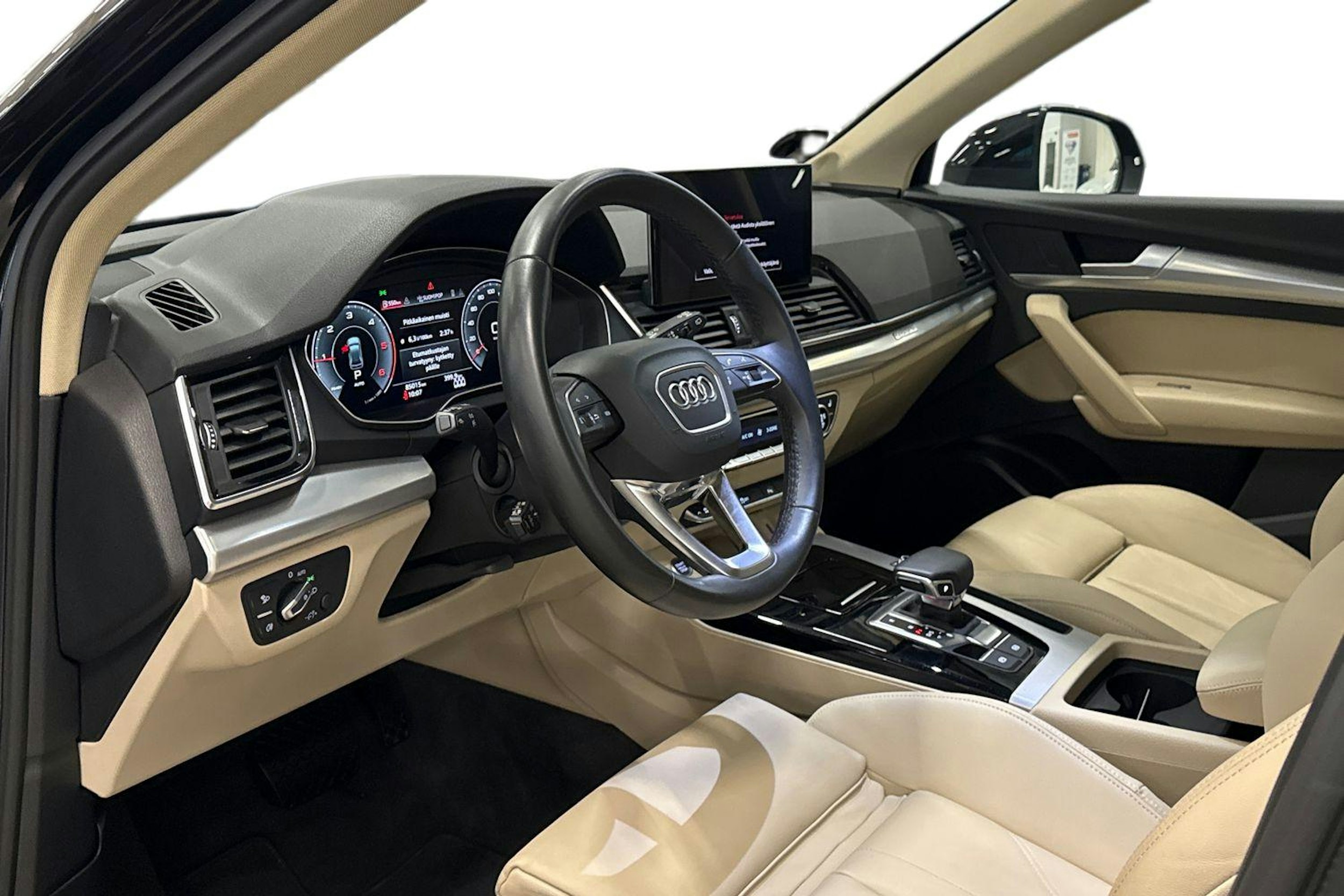 musta Audi Q5 2022 kuva 7.