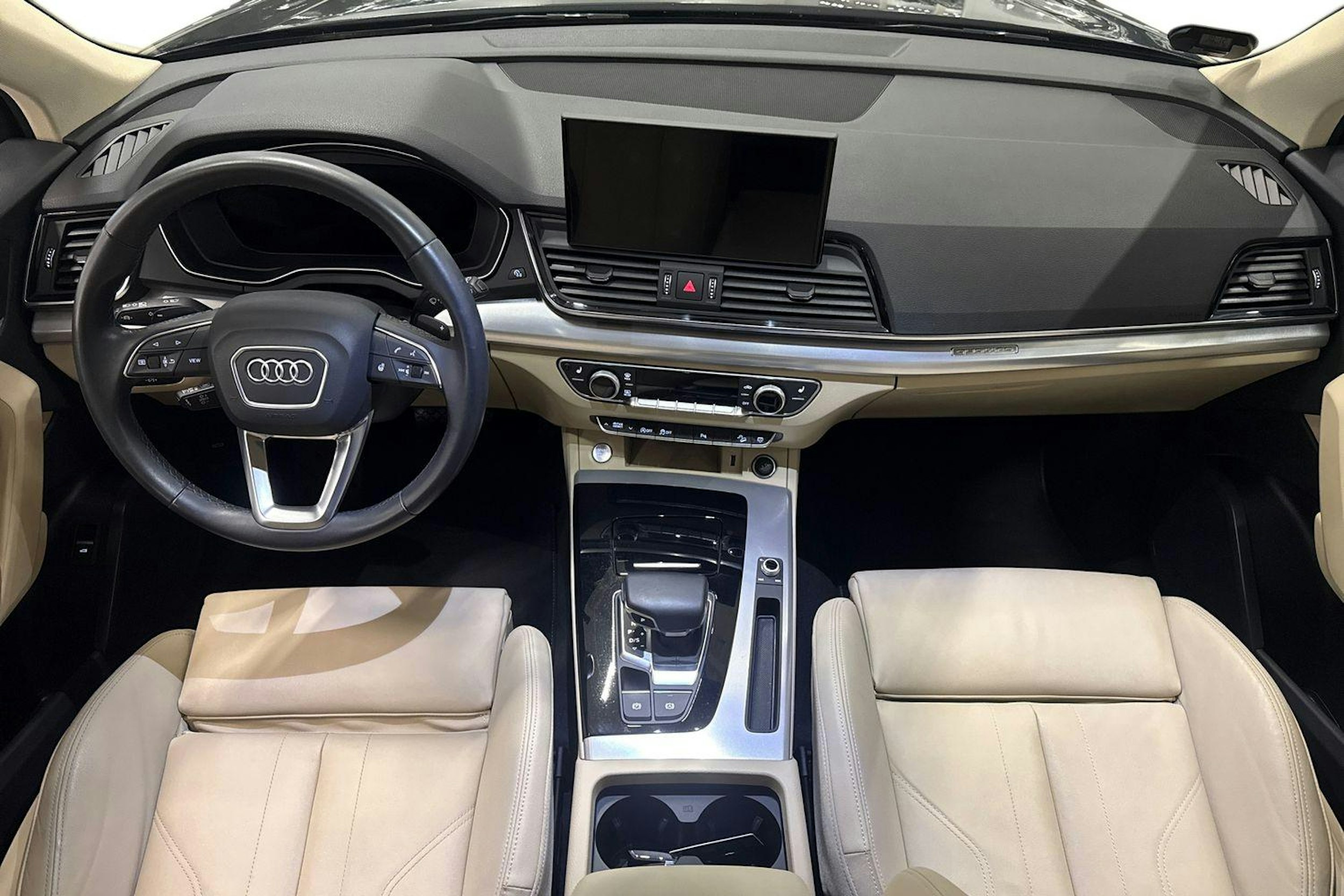 musta Audi Q5 2022 kuva 9.